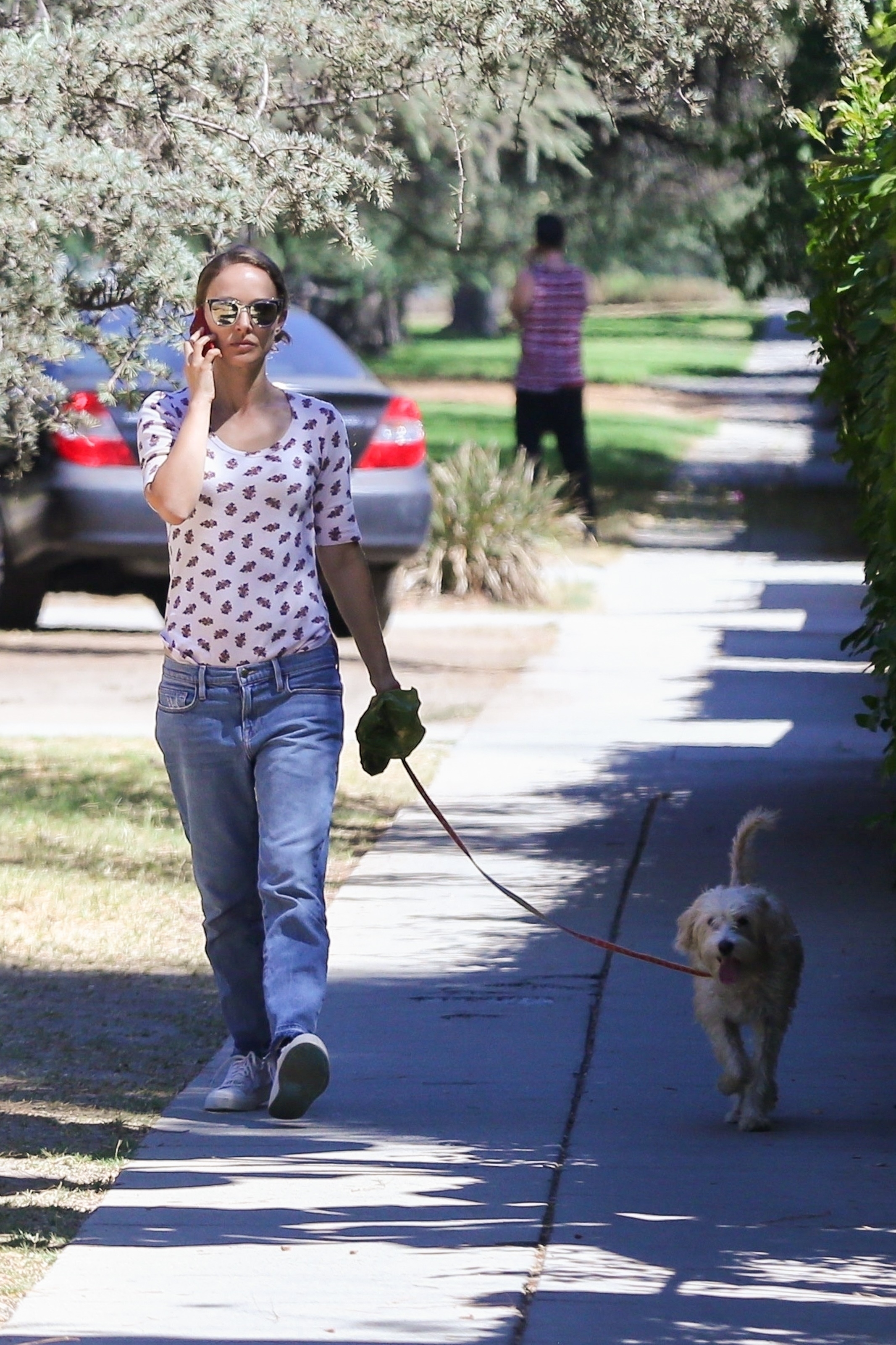 natalie-portman-out-for-a-walk-with-her-dog-near-griffith-park-in-los-feliz-09172018-5.jpg