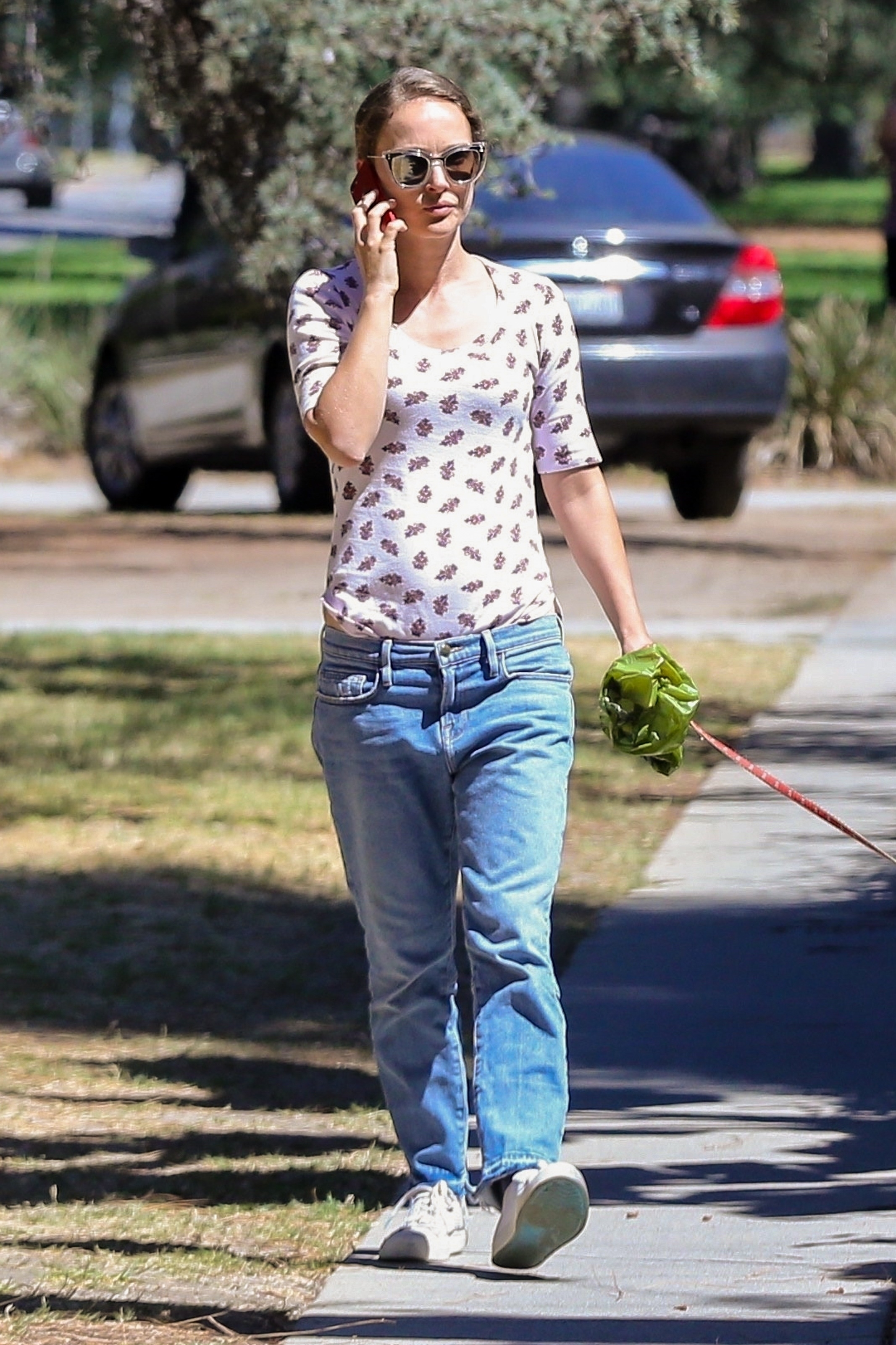natalie-portman-out-for-a-walk-with-her-dog-near-griffith-park-in-los-feliz-09172018-6.jpg