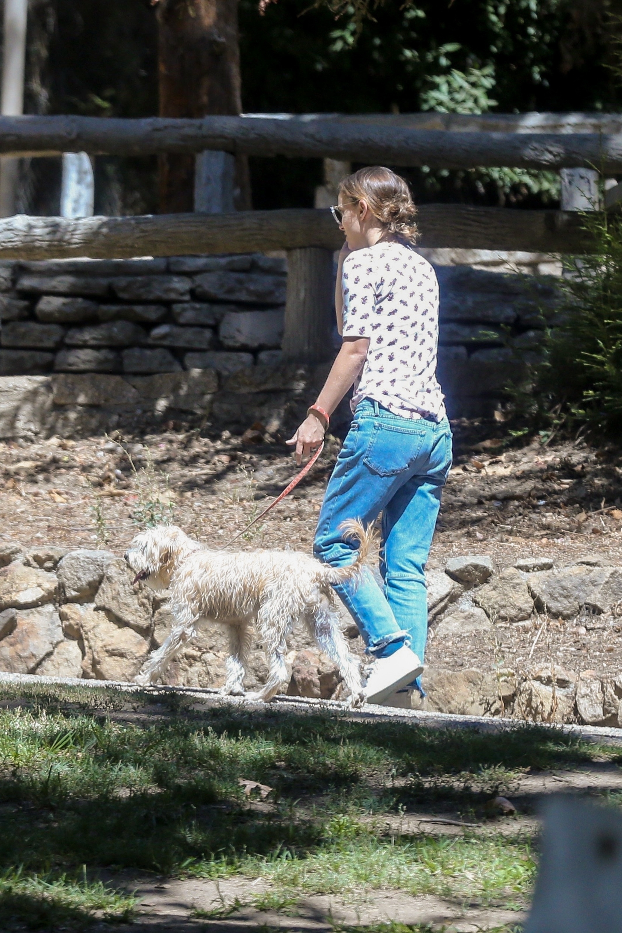 natalie-portman-out-for-a-walk-with-her-dog-near-griffith-park-in-los-feliz-09172018-23.jpg
