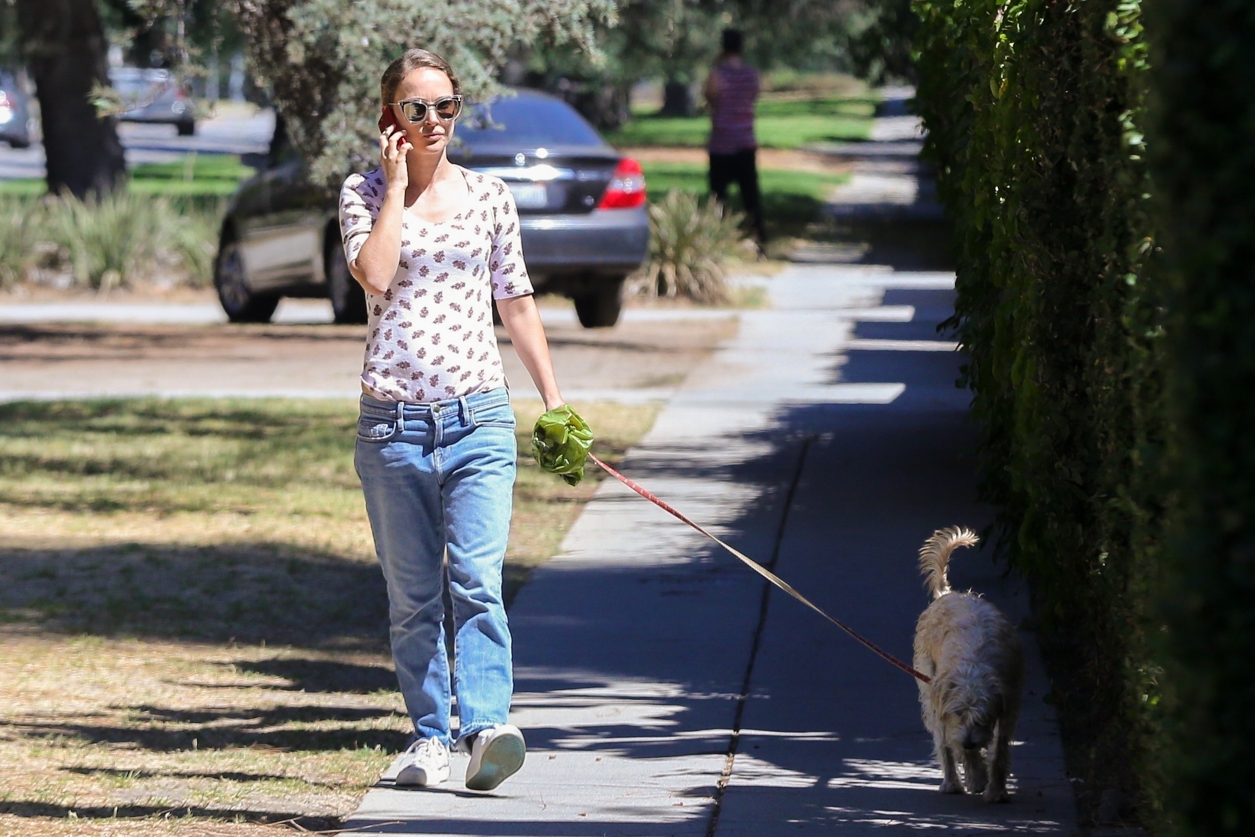 natalie-portman-out-for-a-walk-with-her-dog-near-griffith-park-in-los-feliz-09172018-7.jpg
