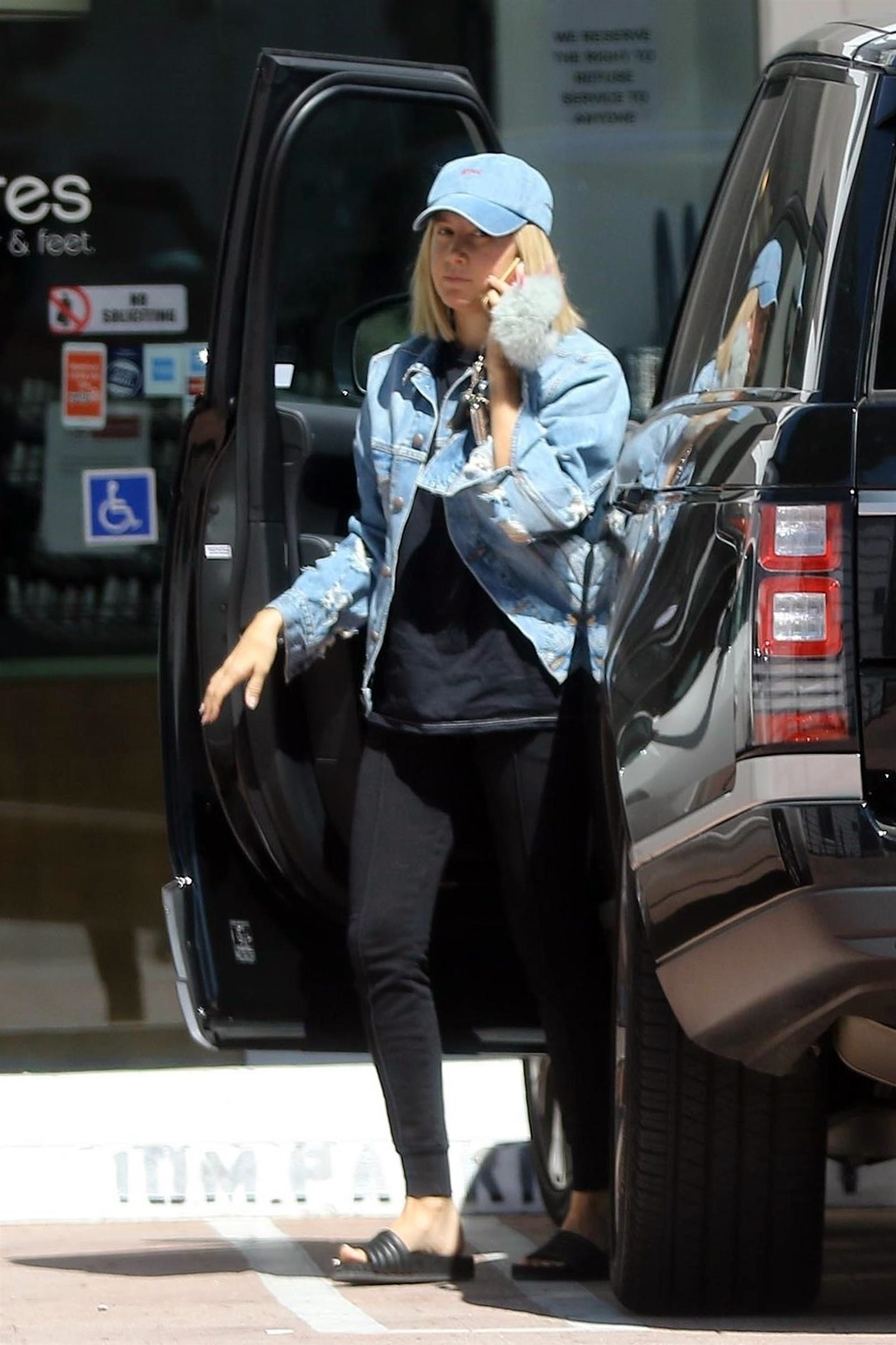 ashley-tisdale-going-to-a-nail-salon-in-studio-city-92218-6.jpg