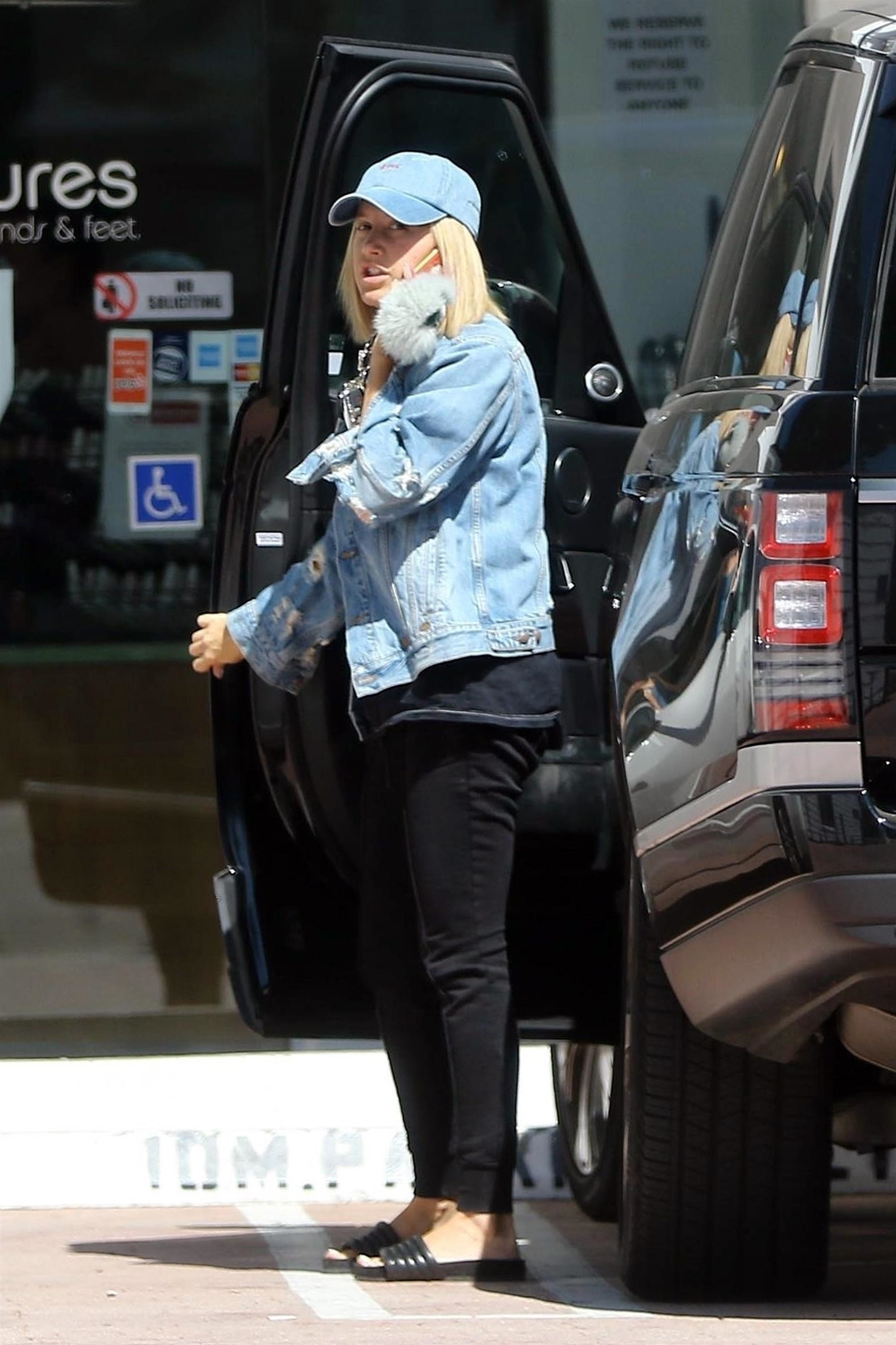 ashley-tisdale-going-to-a-nail-salon-in-studio-city-92218-12.jpg