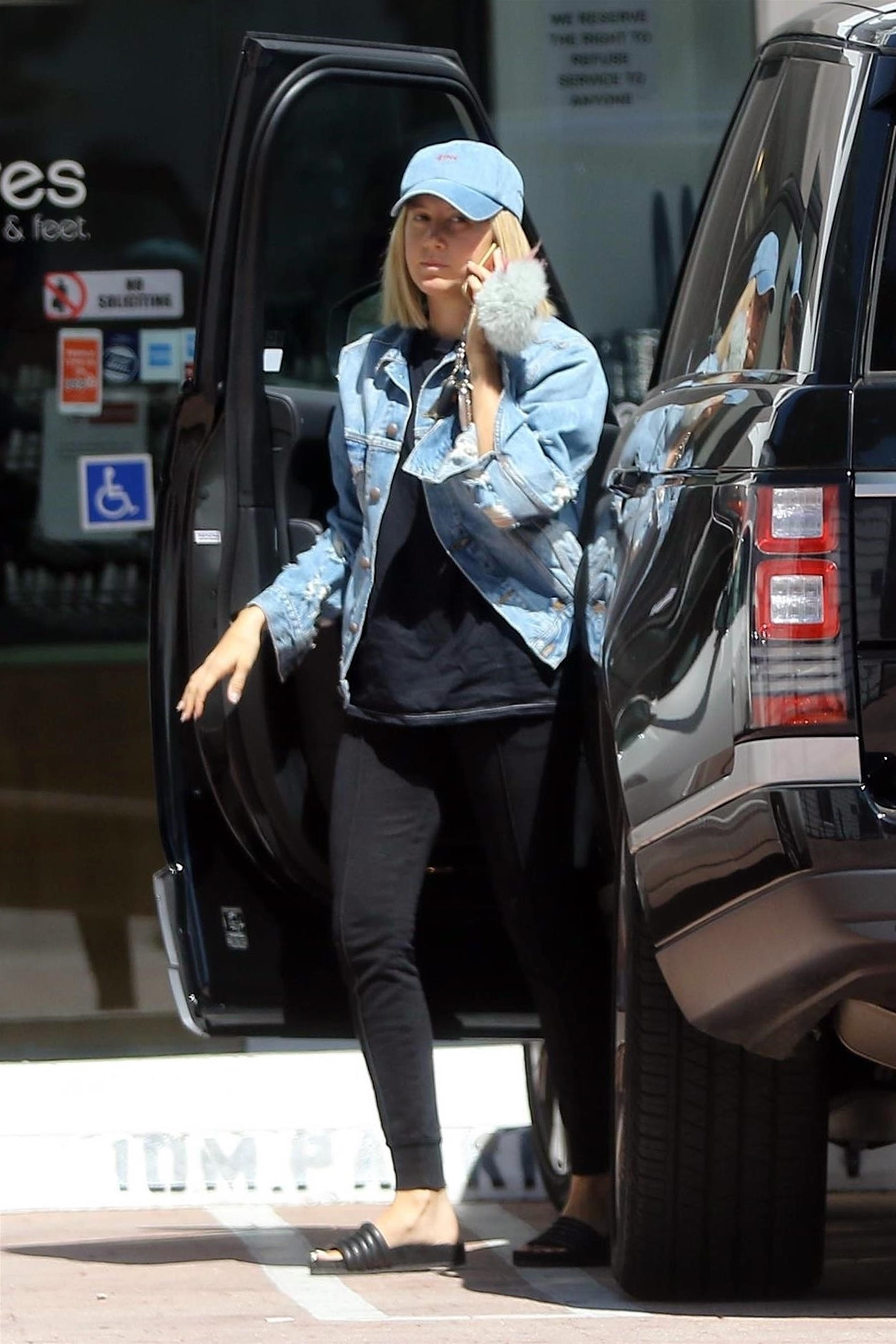 ashley-tisdale-going-to-a-nail-salon-in-studio-city-92218-7.jpg