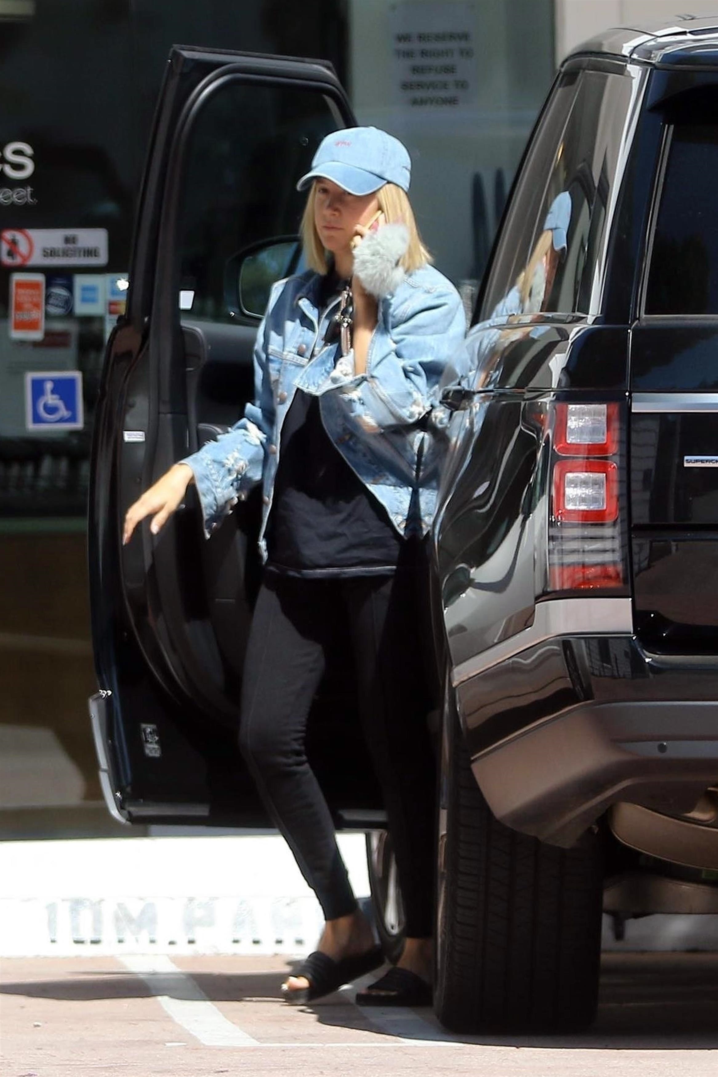 ashley-tisdale-going-to-a-nail-salon-in-studio-city-92218-5.jpg