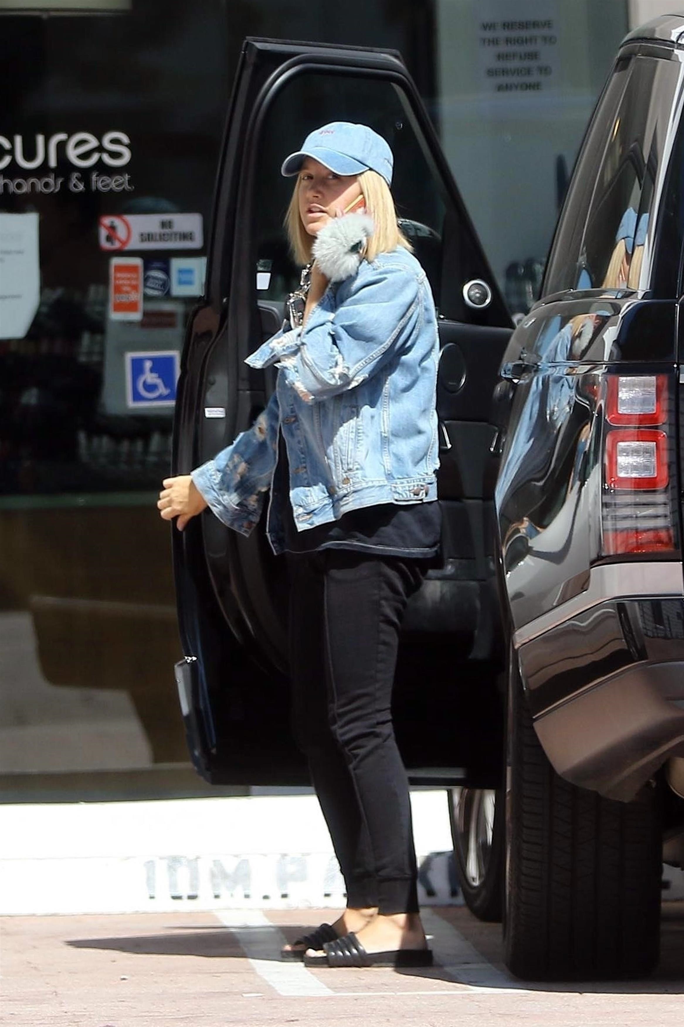 ashley-tisdale-going-to-a-nail-salon-in-studio-city-92218-10.jpg