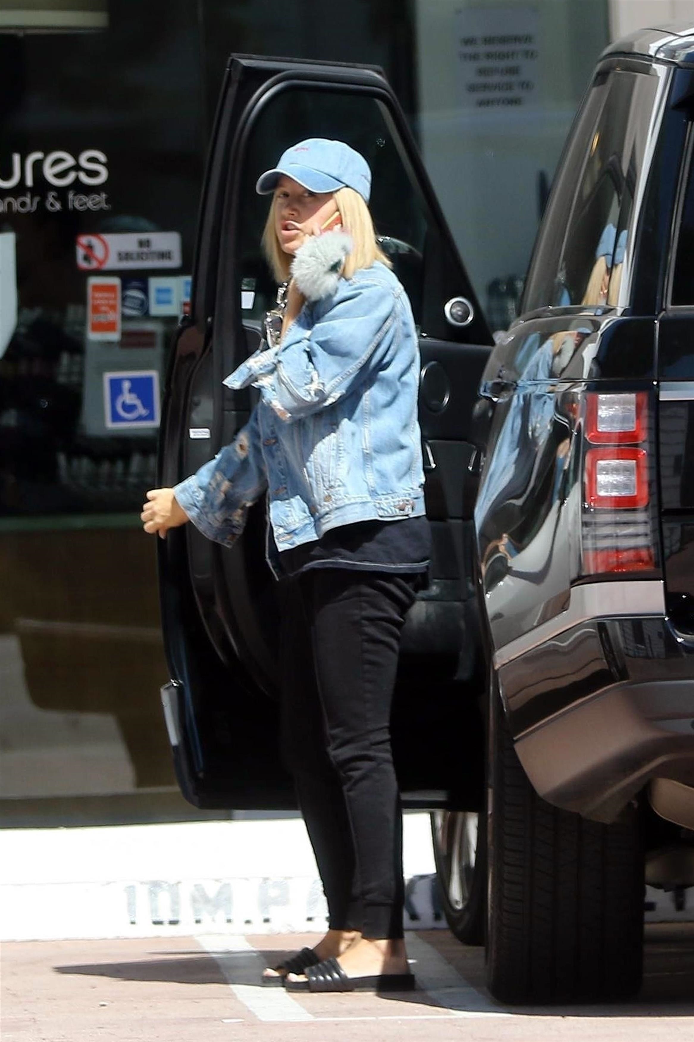 ashley-tisdale-going-to-a-nail-salon-in-studio-city-92218-11.jpg