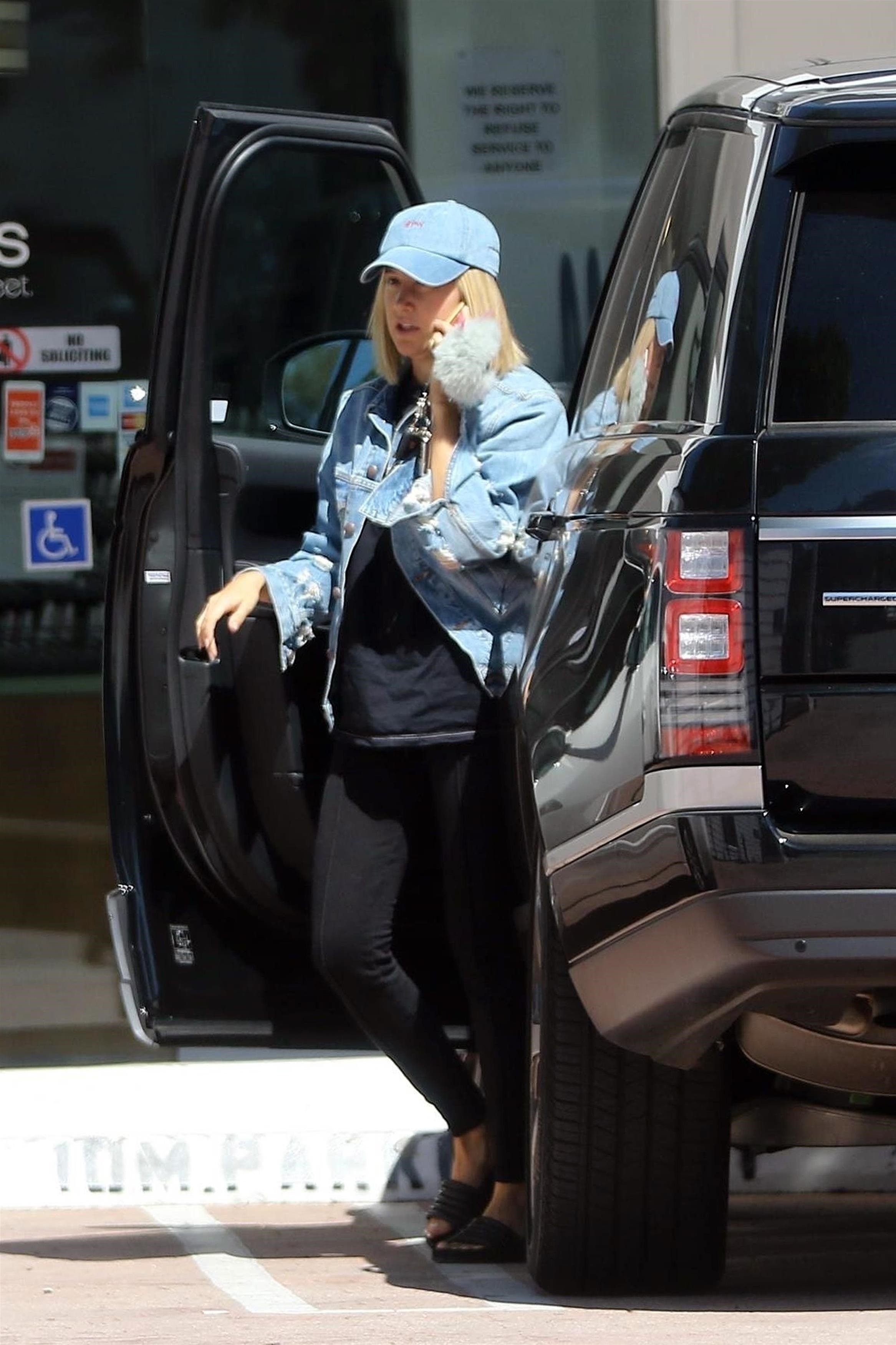 ashley-tisdale-going-to-a-nail-salon-in-studio-city-92218-4.jpg