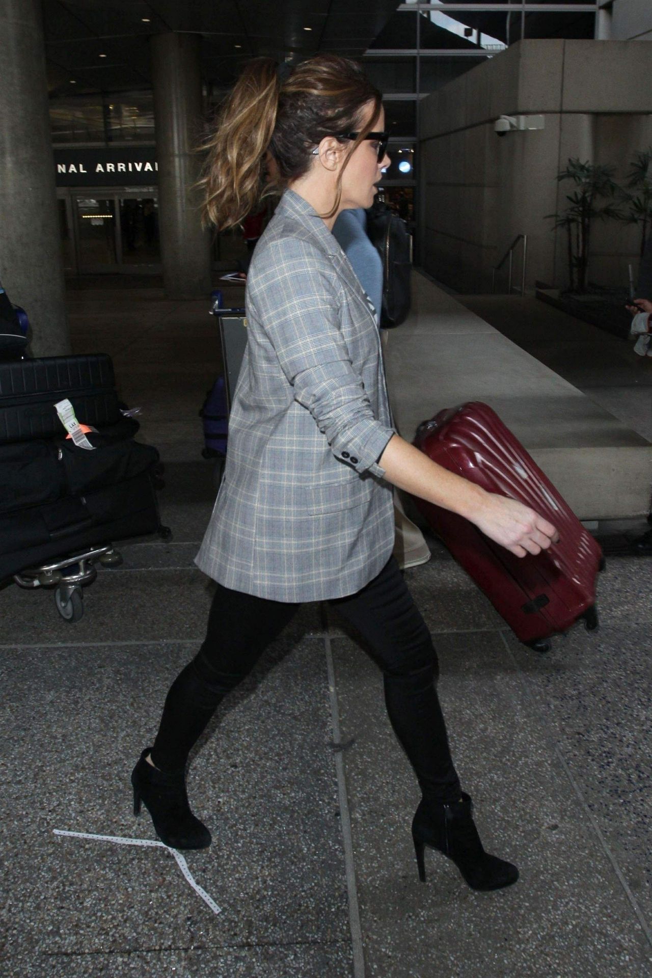 kate-beckinsale-outside-lax-airport-11-07-2018-6.jpg