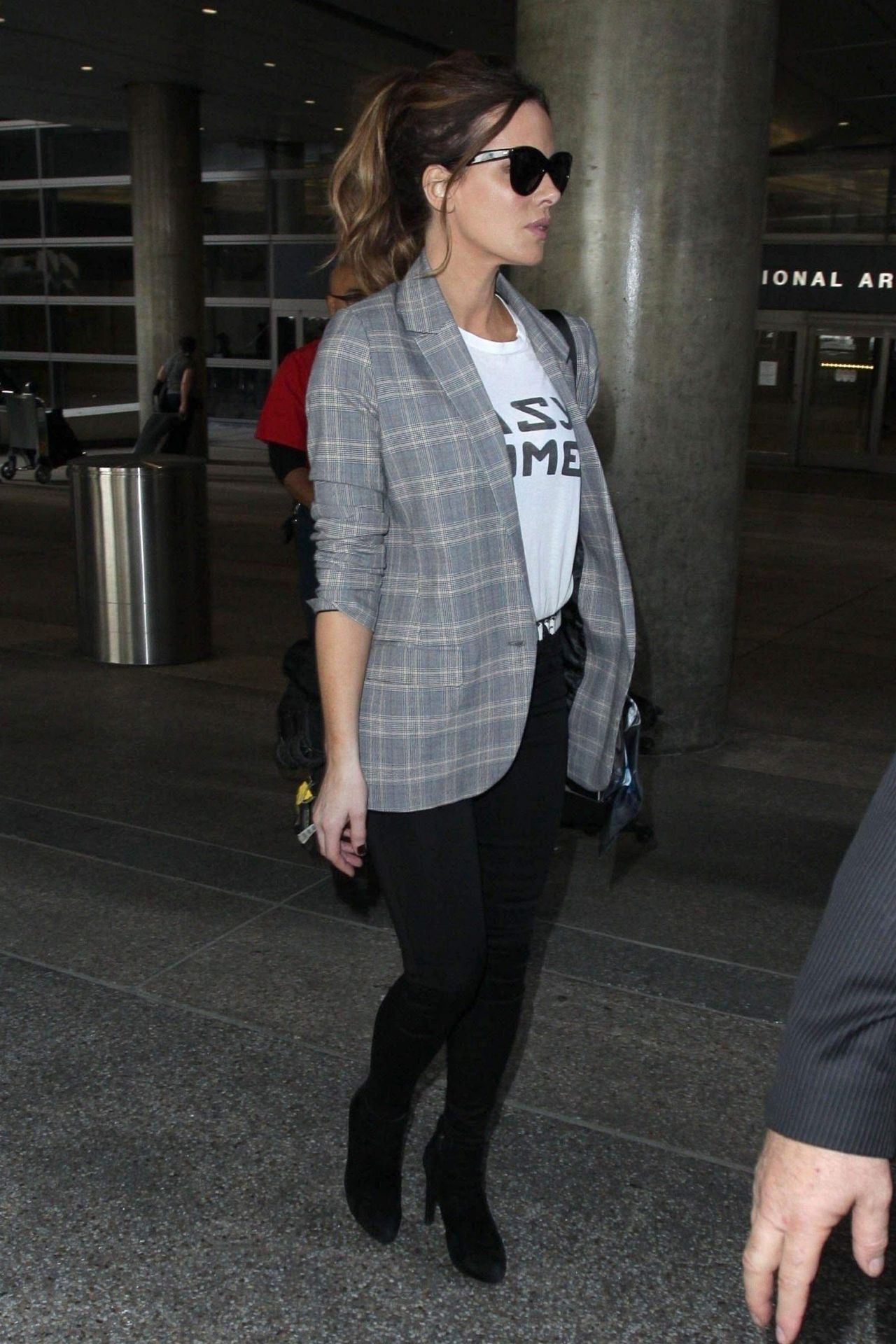 kate-beckinsale-outside-lax-airport-11-07-2018-4.jpg