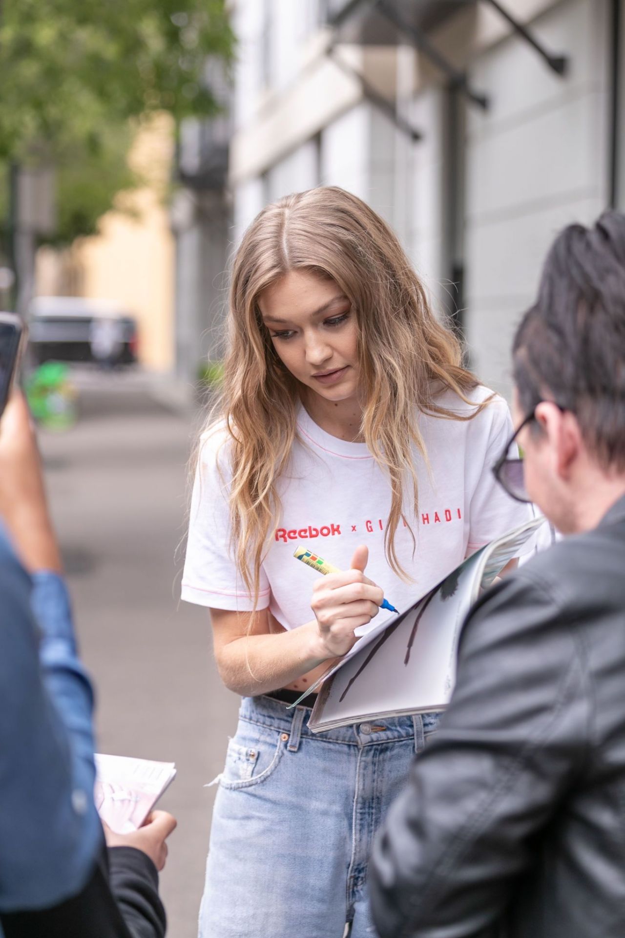 gigi-hadid-meets-the-fans-in-sydney-11-16-2018-4.jpg