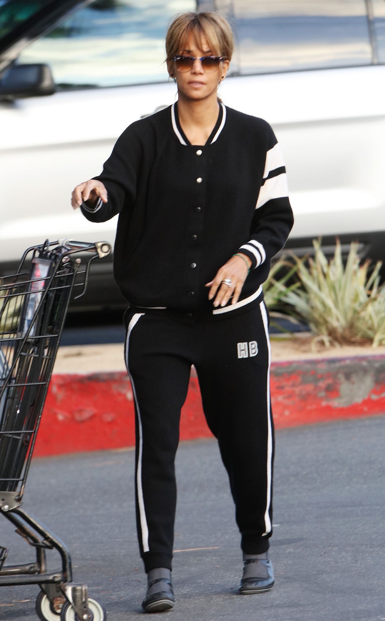 halle-berry-shopping-in-beverly-hills-01-03-2019-14.jpg