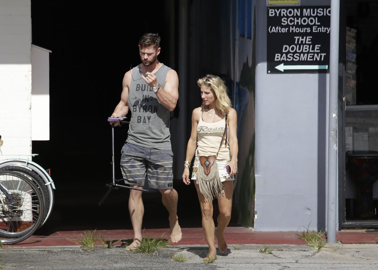 elsa-pataky-and-chris-hemsworth-out-in-byron-bay-02-06-2019-7.jpg