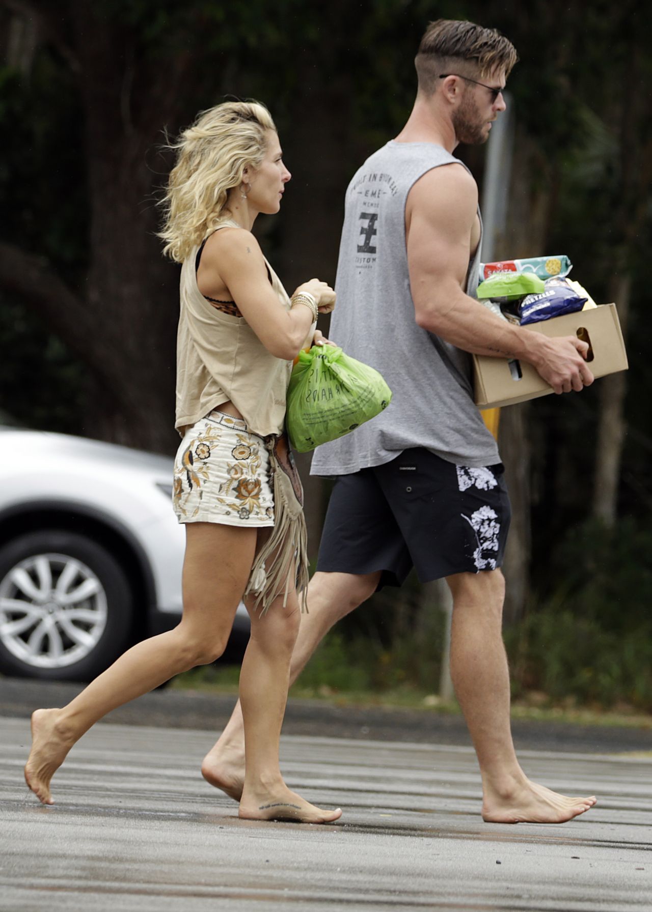 elsa-pataky-and-chris-hemsworth-out-in-byron-bay-02-06-2019-6.jpg