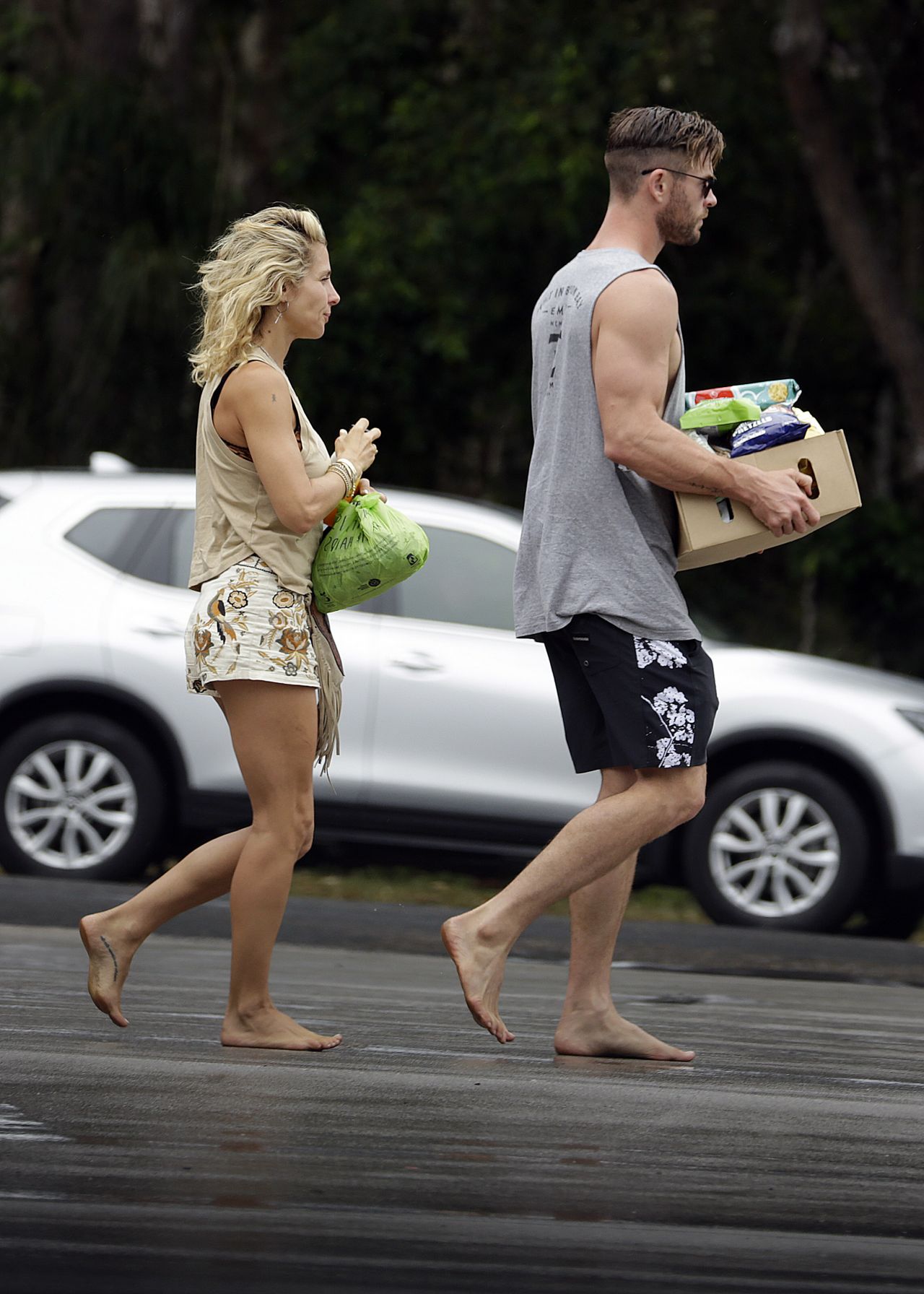 elsa-pataky-and-chris-hemsworth-out-in-byron-bay-02-06-2019-2.jpg