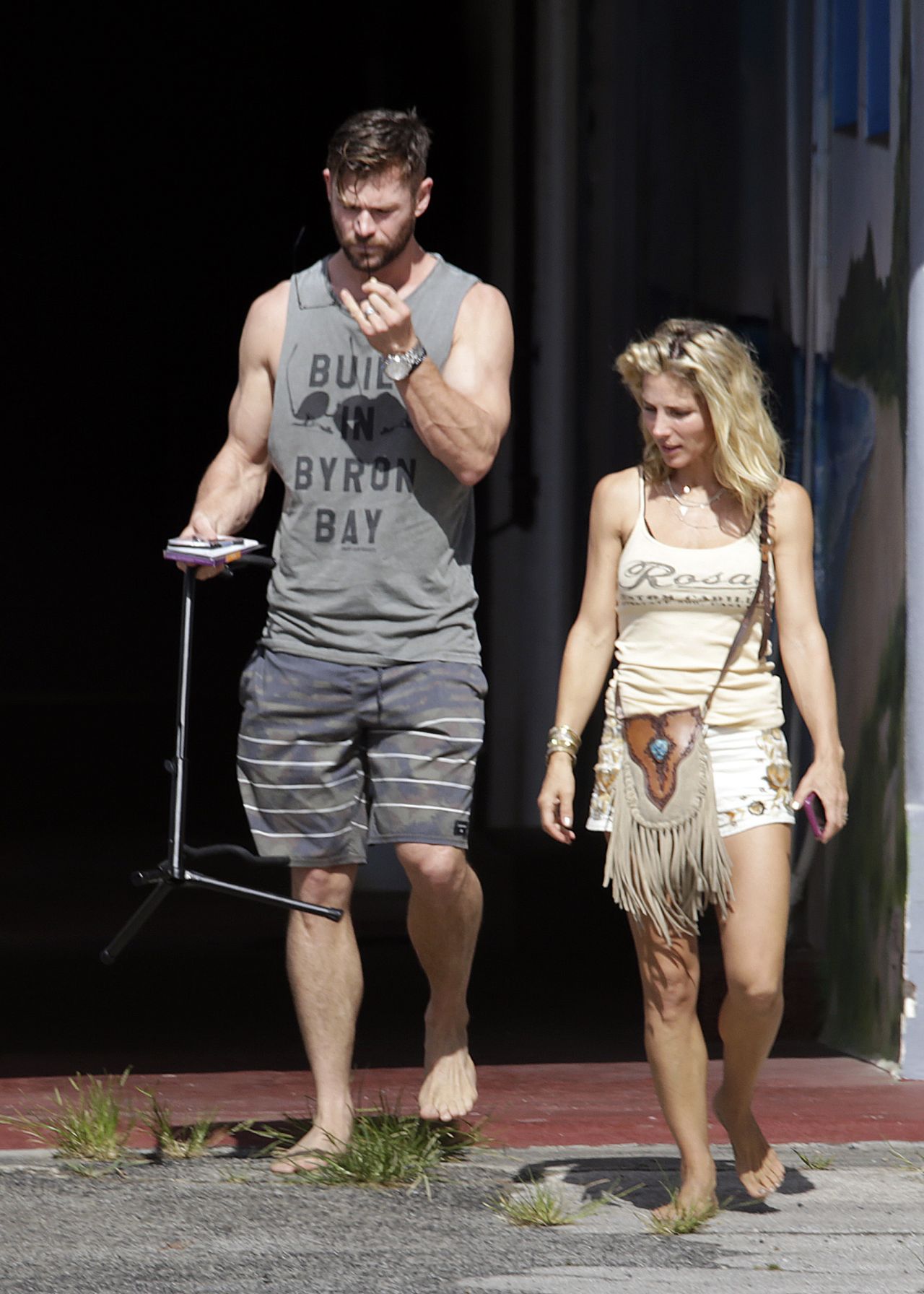 elsa-pataky-and-chris-hemsworth-out-in-byron-bay-02-06-2019-9.jpg