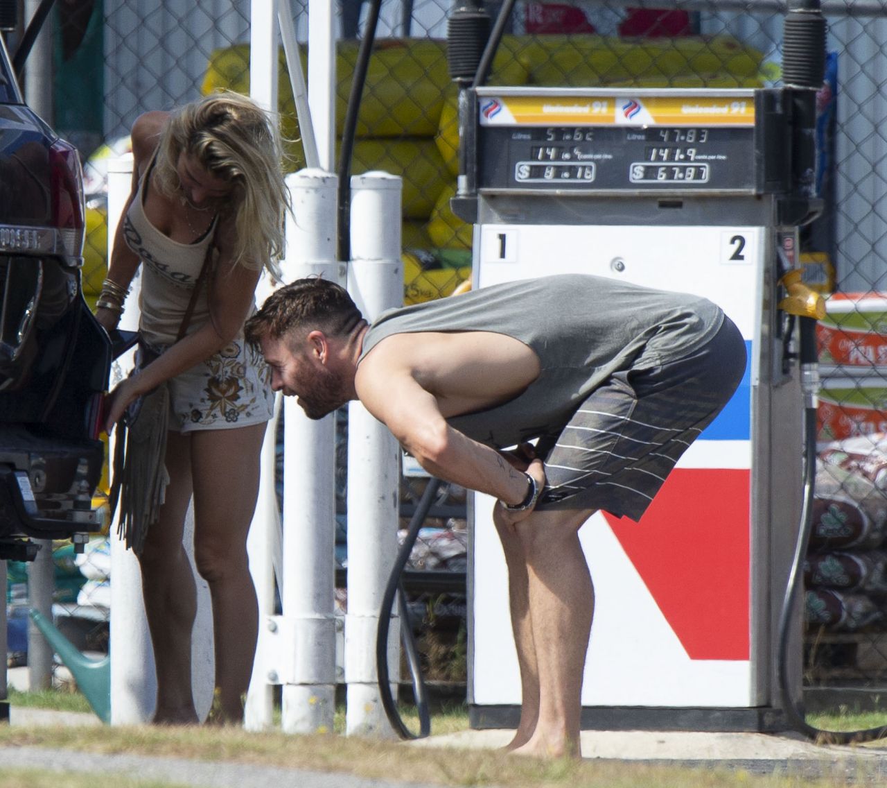 elsa-pataky-and-chris-hemsworth-out-in-byron-bay-02-06-2019-13.jpg