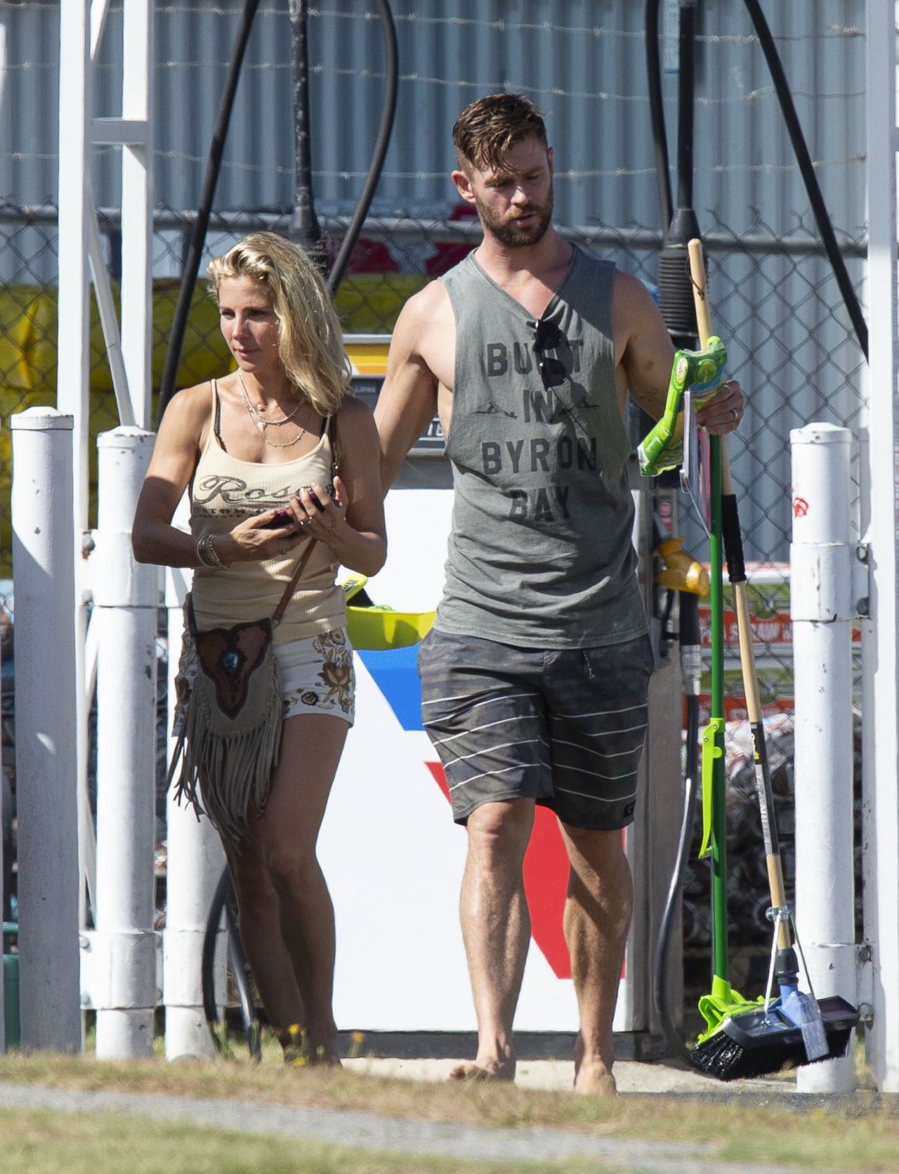 elsa-pataky-and-chris-hemsworth-out-in-byron-bay-02-06-2019-12.jpg