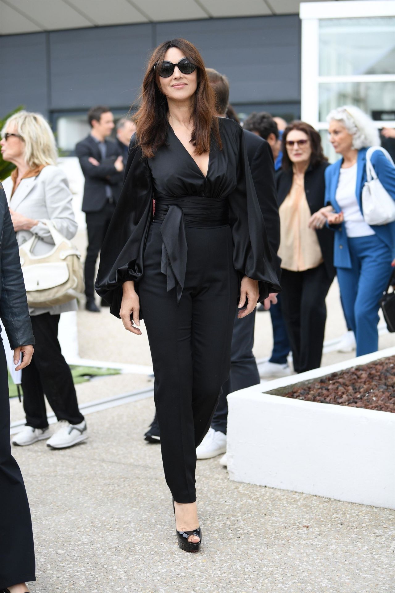monica-bellucci-the-best-years-of-a-life-photocall-at-cannes-film-festival-5.jpg