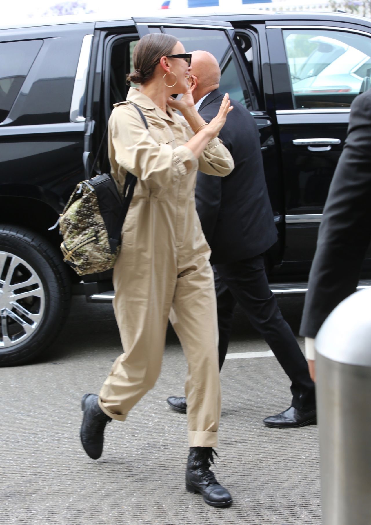 irina-shayk-in-comfy-travel-outfit-lax-in-la-06-06-2019-3.jpg