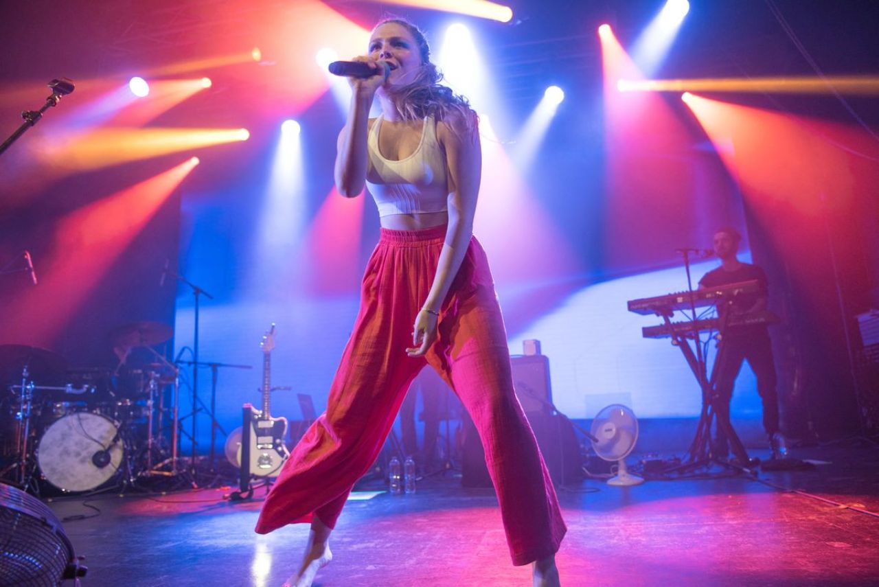 maggie-rogers-performs-live-at-electric-brixton-london-uk-06-21-2017-8.jpg