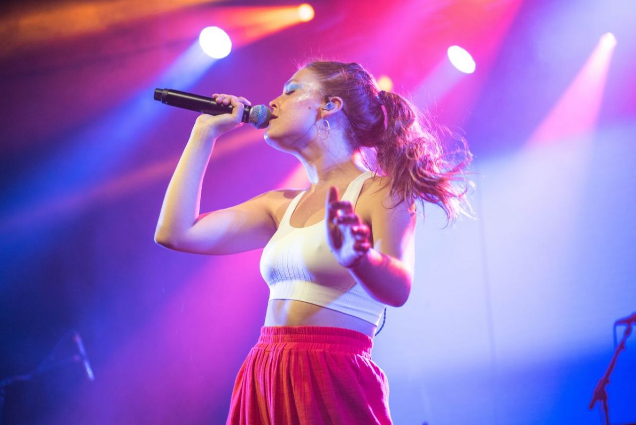 maggie-rogers-performs-live-at-electric-brixton-london-uk-06-21-2017-4.jpg
