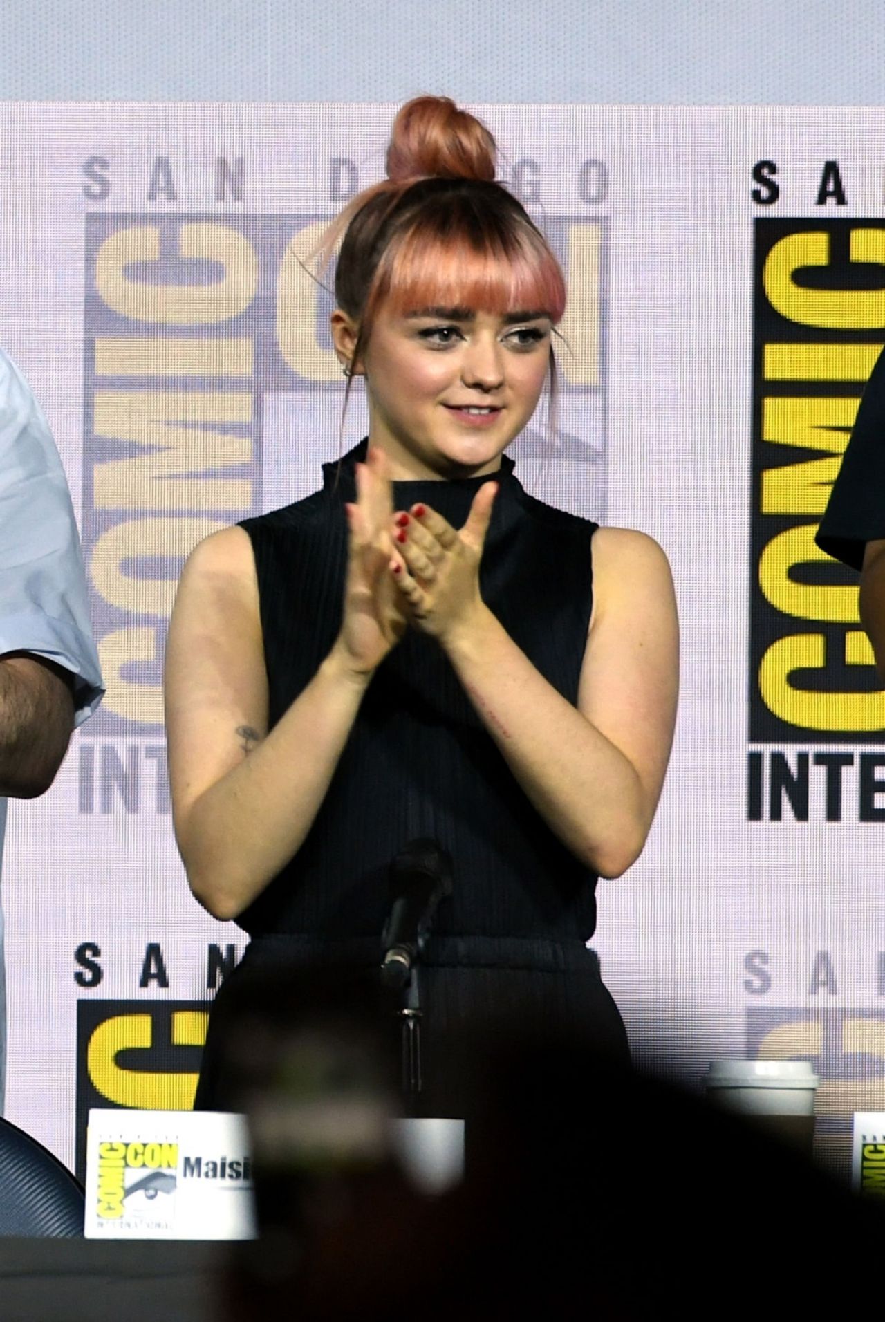 maisie-williams-game-of-thrones-panel-q-a-at-sdcc-2019-0.jpg