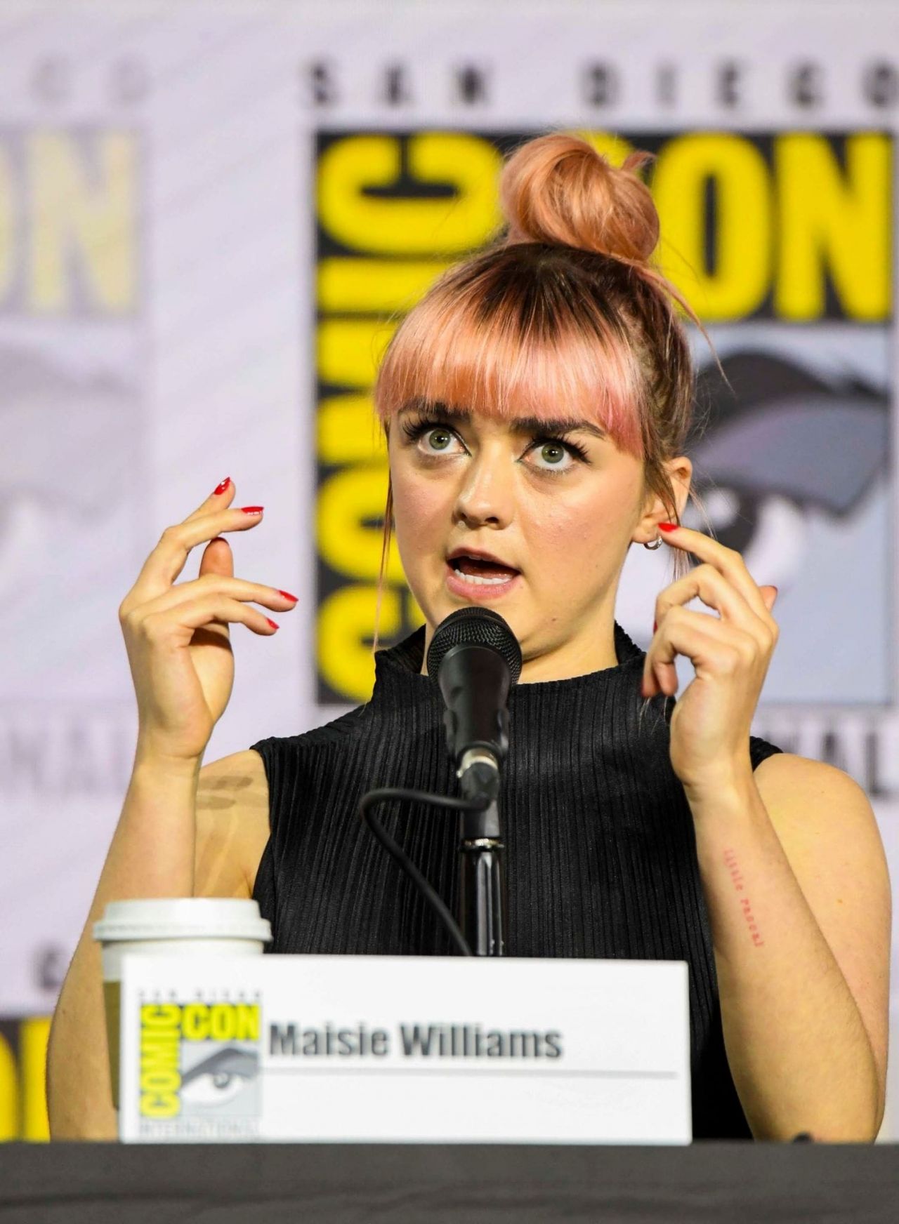 maisie-williams-game-of-thrones-panel-q-a-at-sdcc-2019-8.jpg
