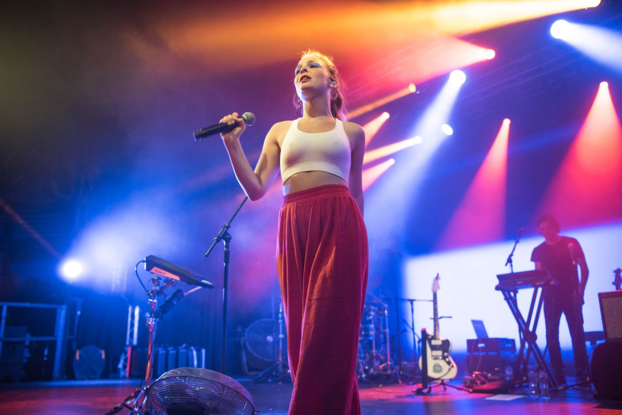 maggie-rogers-performs-live-at-electric-brixton-london-uk-06-21-2017-7.jpg