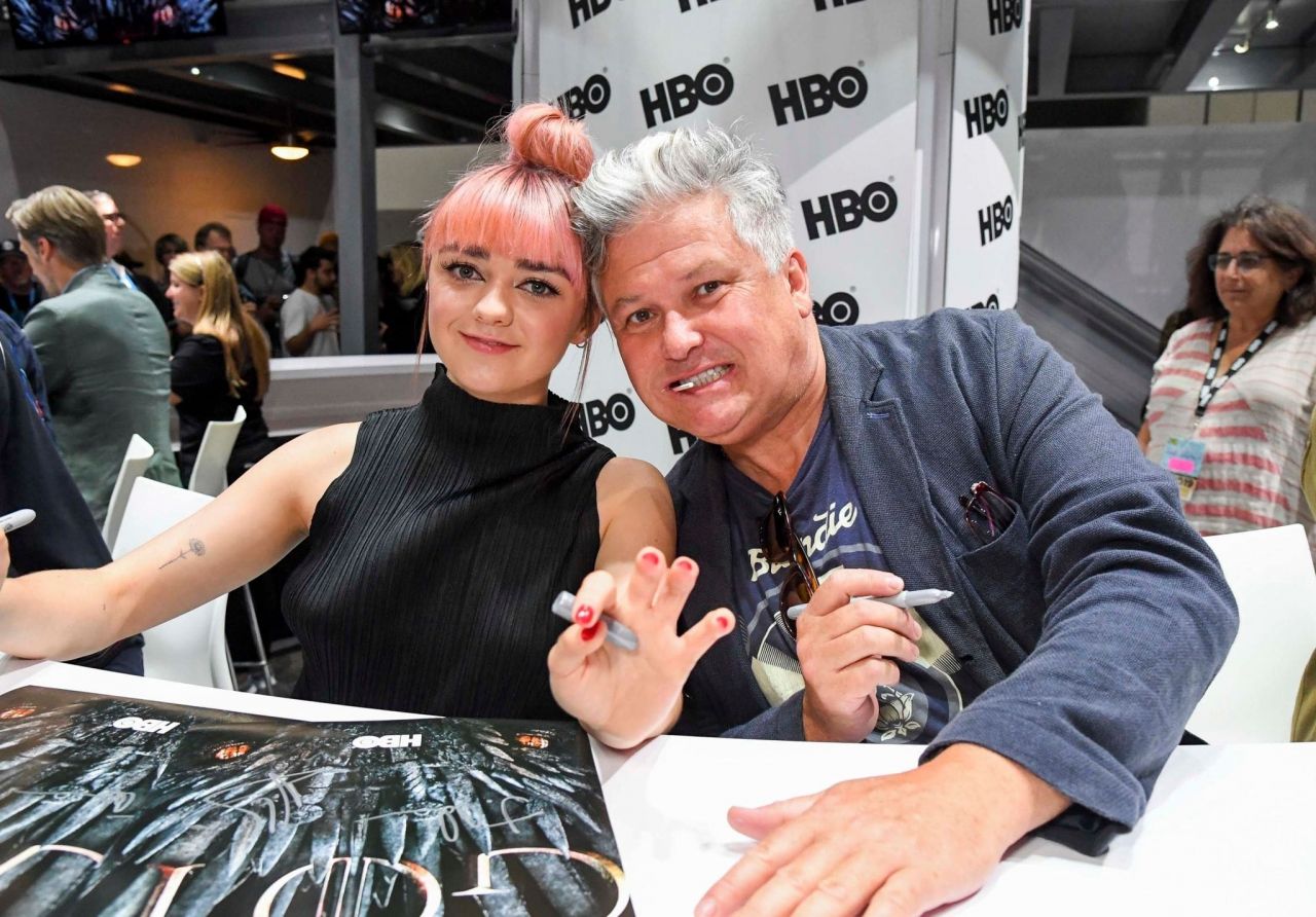 maisie-williams-game-of-thrones-cast-autograph-signing-at-sdcc-2019-4.jpg