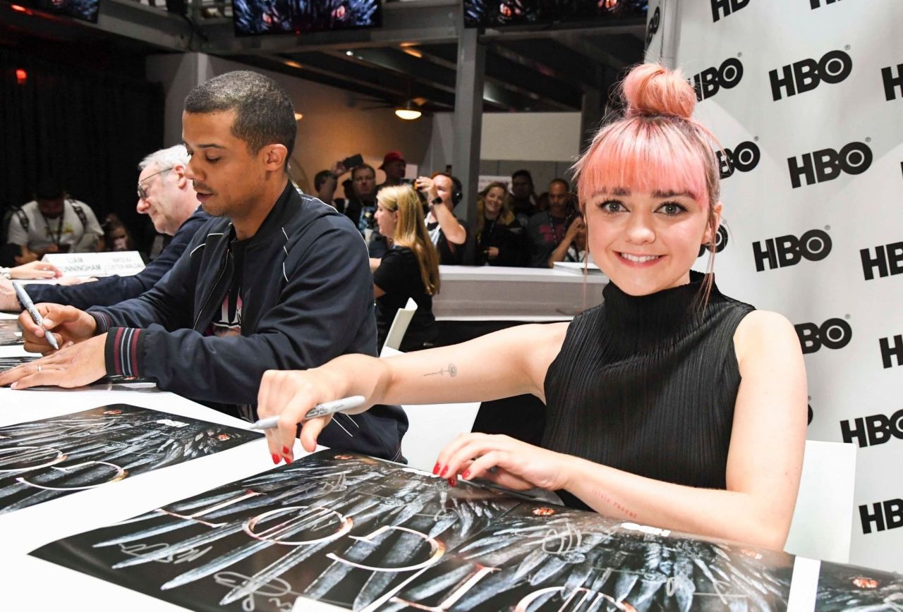 maisie-williams-game-of-thrones-cast-autograph-signing-at-sdcc-2019-2.jpg