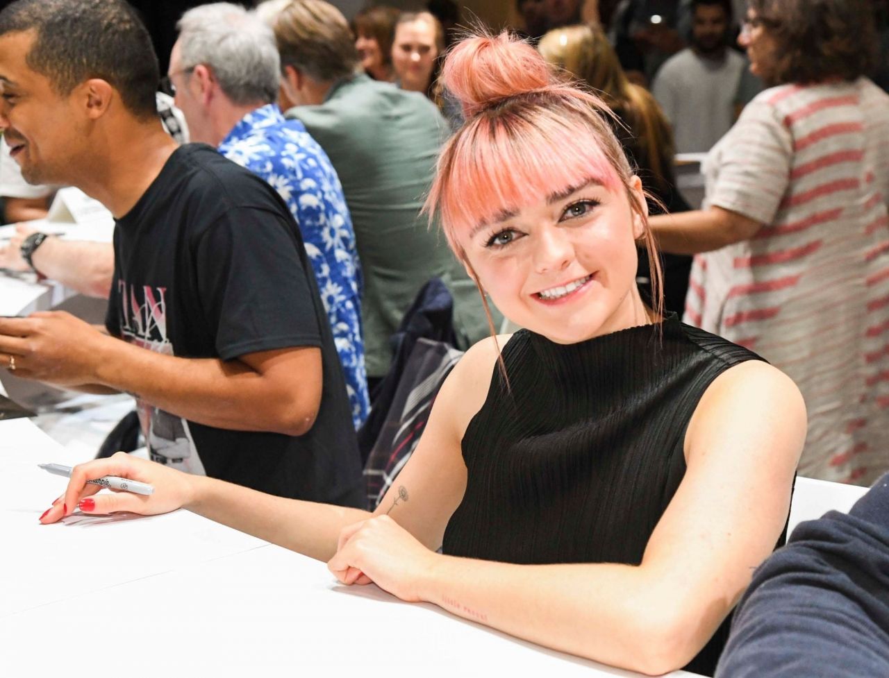 maisie-williams-game-of-thrones-cast-autograph-signing-at-sdcc-2019-9.jpg