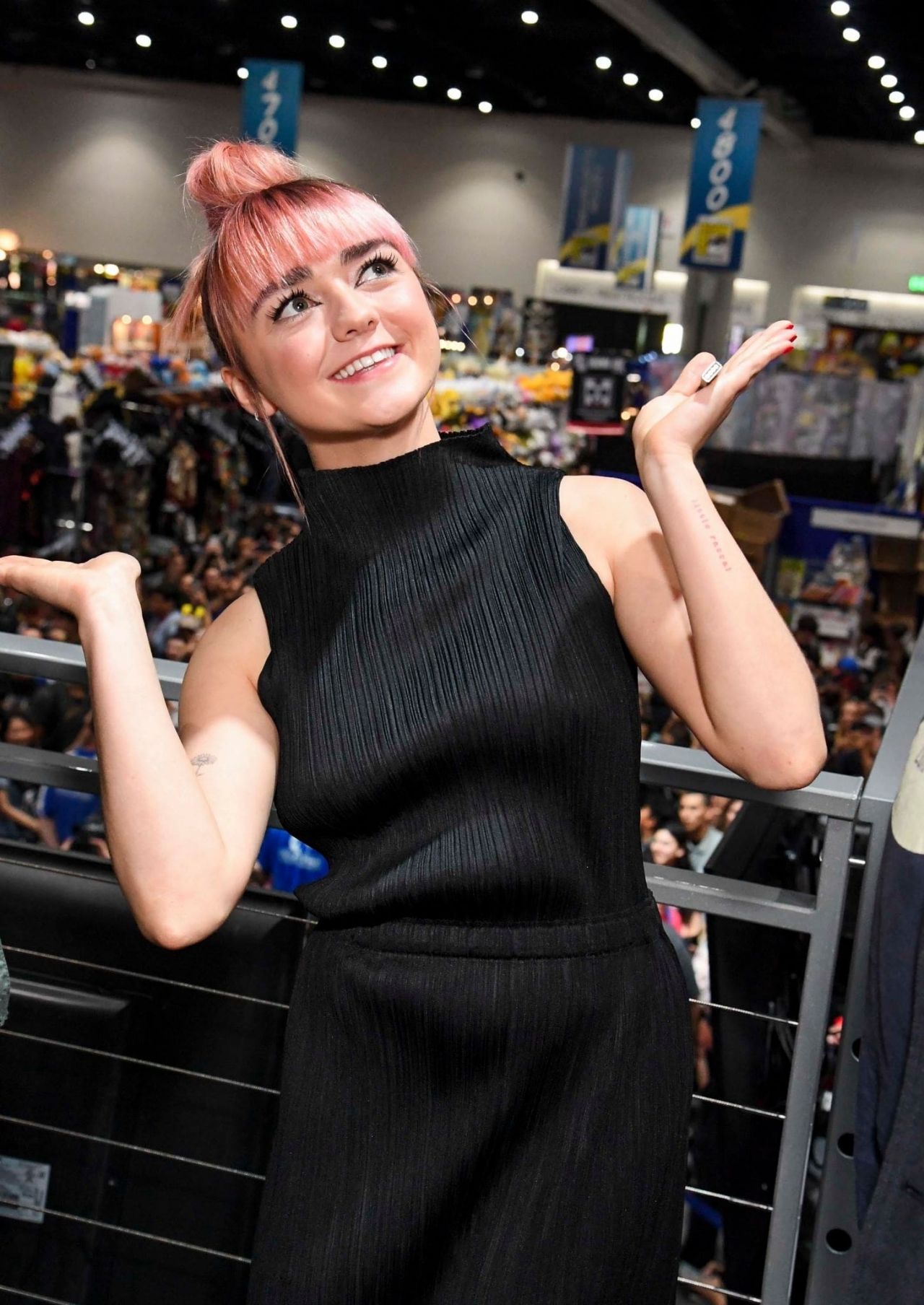 maisie-williams-game-of-thrones-cast-autograph-signing-at-sdcc-2019-8.jpg
