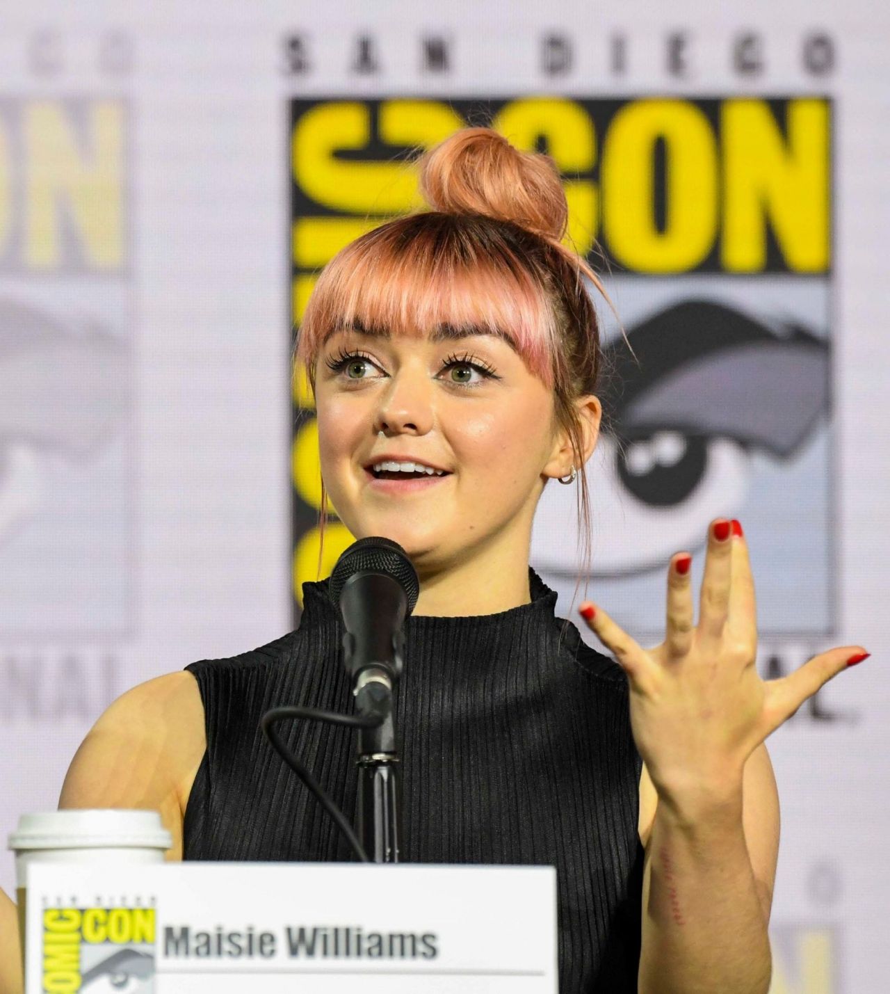 maisie-williams-game-of-thrones-panel-q-a-at-sdcc-2019-7.jpg