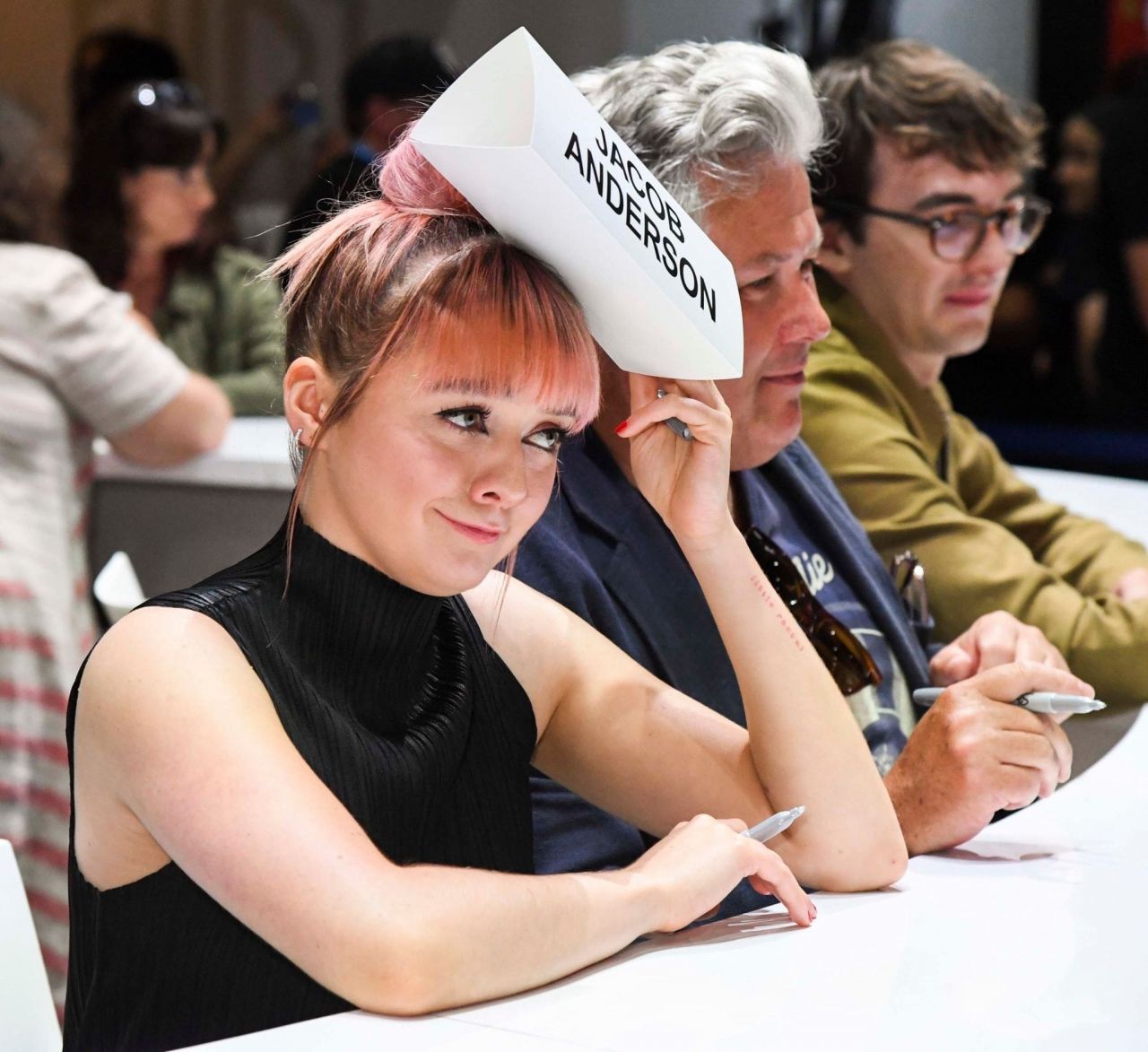 maisie-williams-game-of-thrones-cast-autograph-signing-at-sdcc-2019-3.jpg