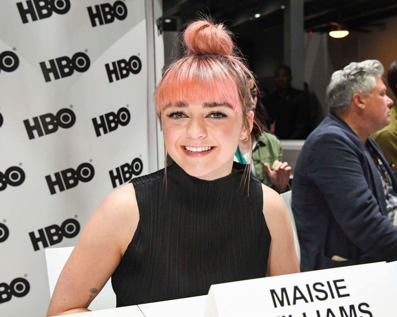maisie-williams-game-of-thrones-cast-autograph-signing-at-sdcc-2019-1.jpg