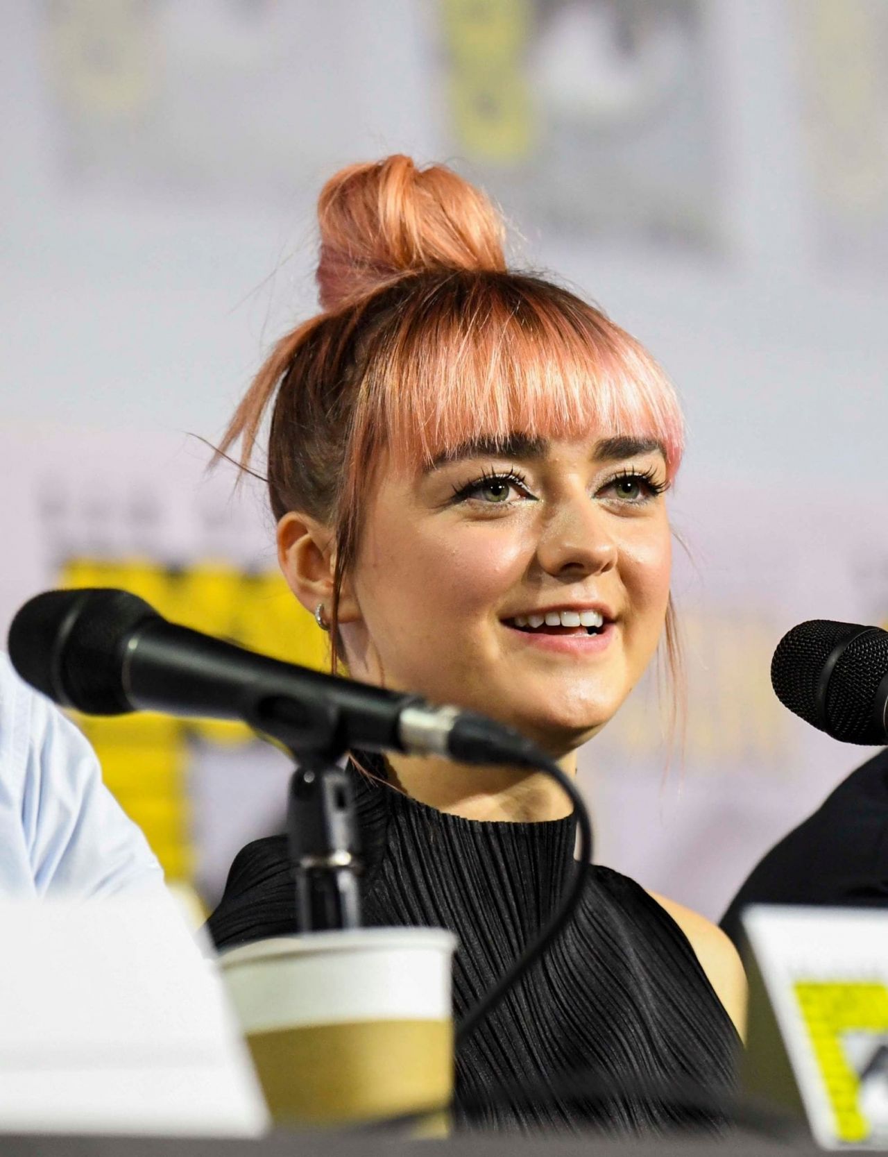 maisie-williams-game-of-thrones-panel-q-a-at-sdcc-2019-1.jpg