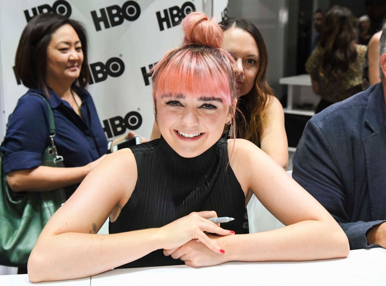 maisie-williams-game-of-thrones-cast-autograph-signing-at-sdcc-2019-0.jpg