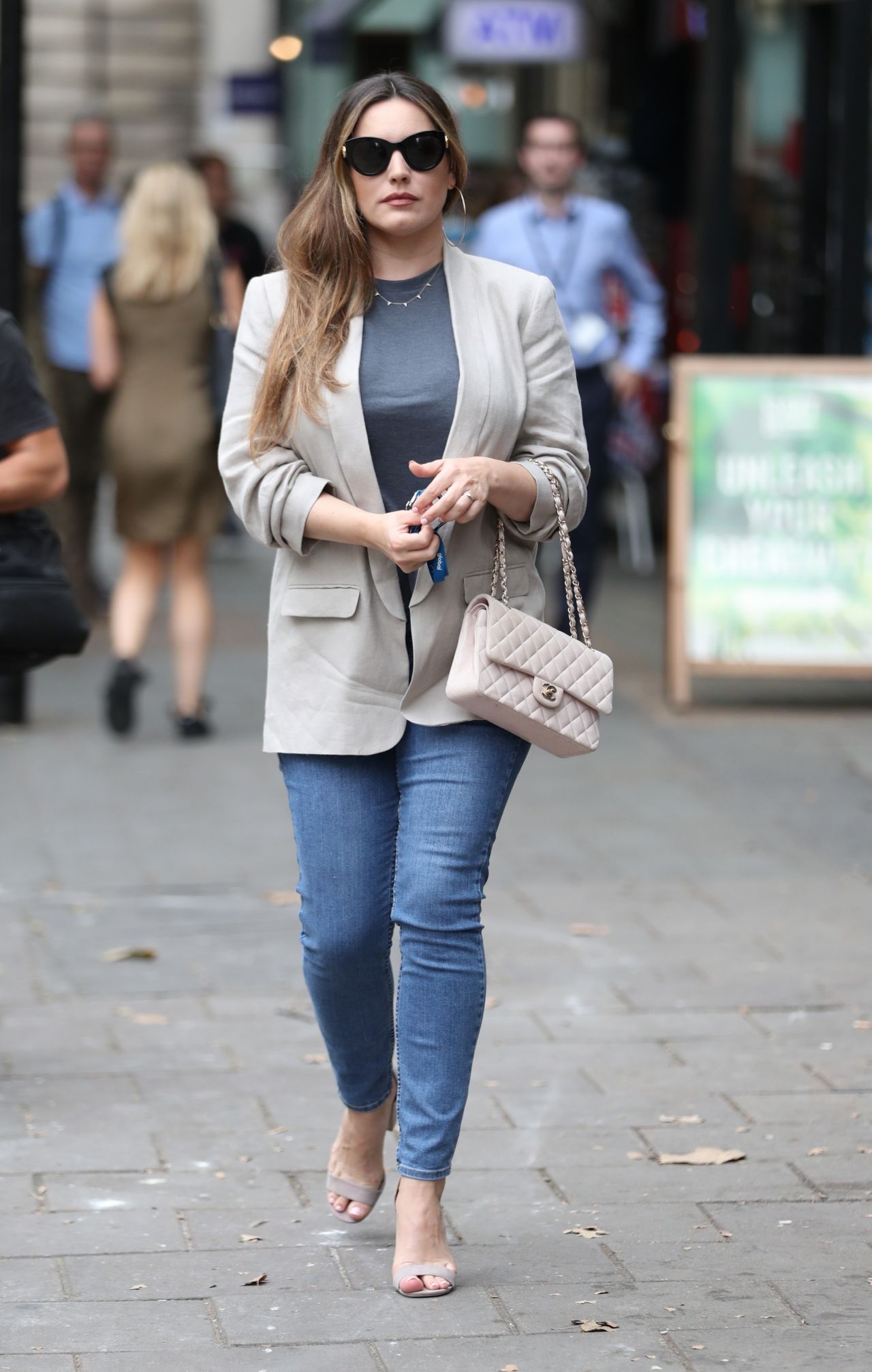 kelly-brook-in-casual-outfit-arriving-at-global-offices-in-london-08-08-2019-0.jpg