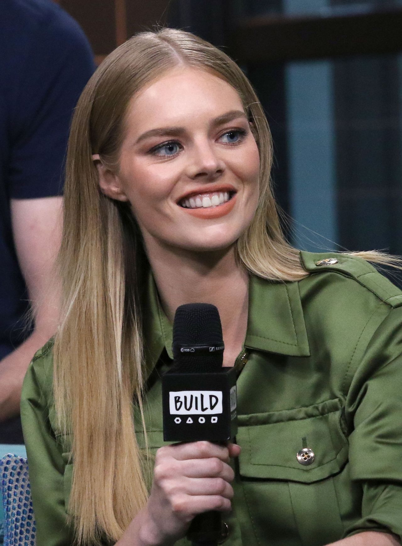 samara-weaving-discussing-ready-or-not-at-build-studio-in-nyc-08-22-2019-2.jpg
