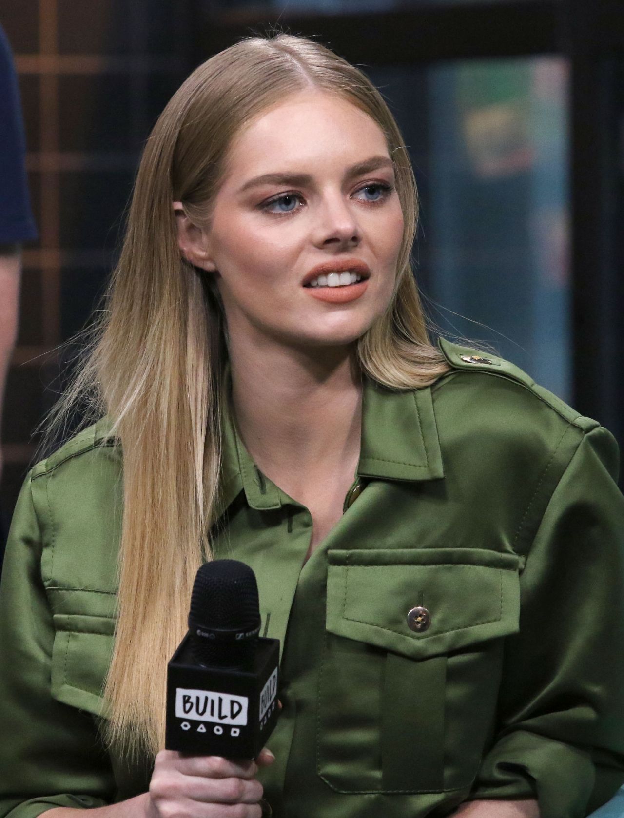 samara-weaving-discussing-ready-or-not-at-build-studio-in-nyc-08-22-2019-5.jpg