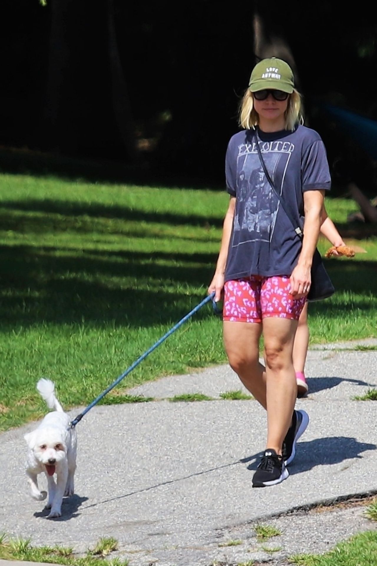 kristen-bell-in-pink-floral-shorts-and-a-vintage-grey-t-shirt-09-18-2019-10.jpg