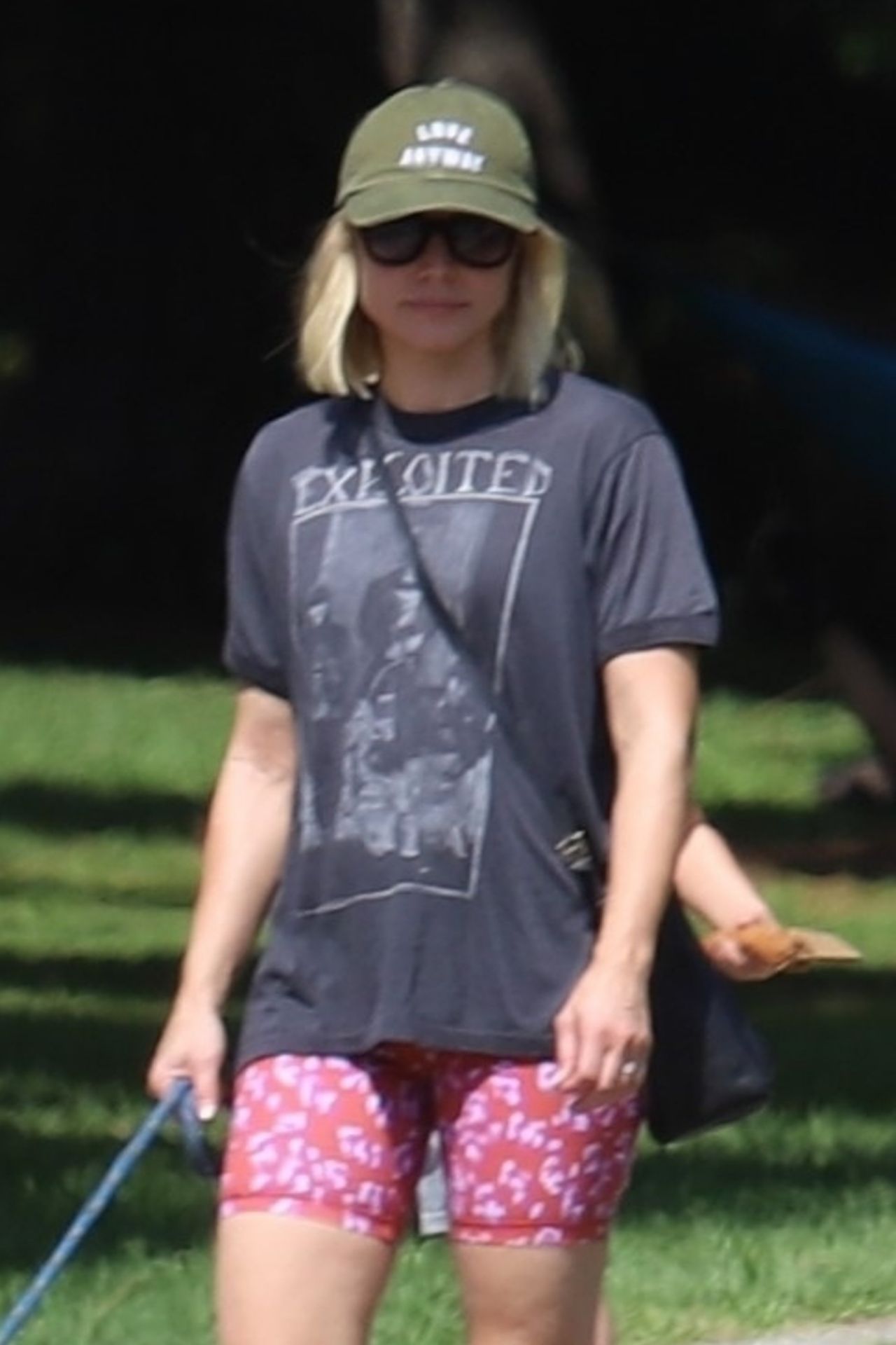 kristen-bell-in-pink-floral-shorts-and-a-vintage-grey-t-shirt-09-18-2019-3.jpg