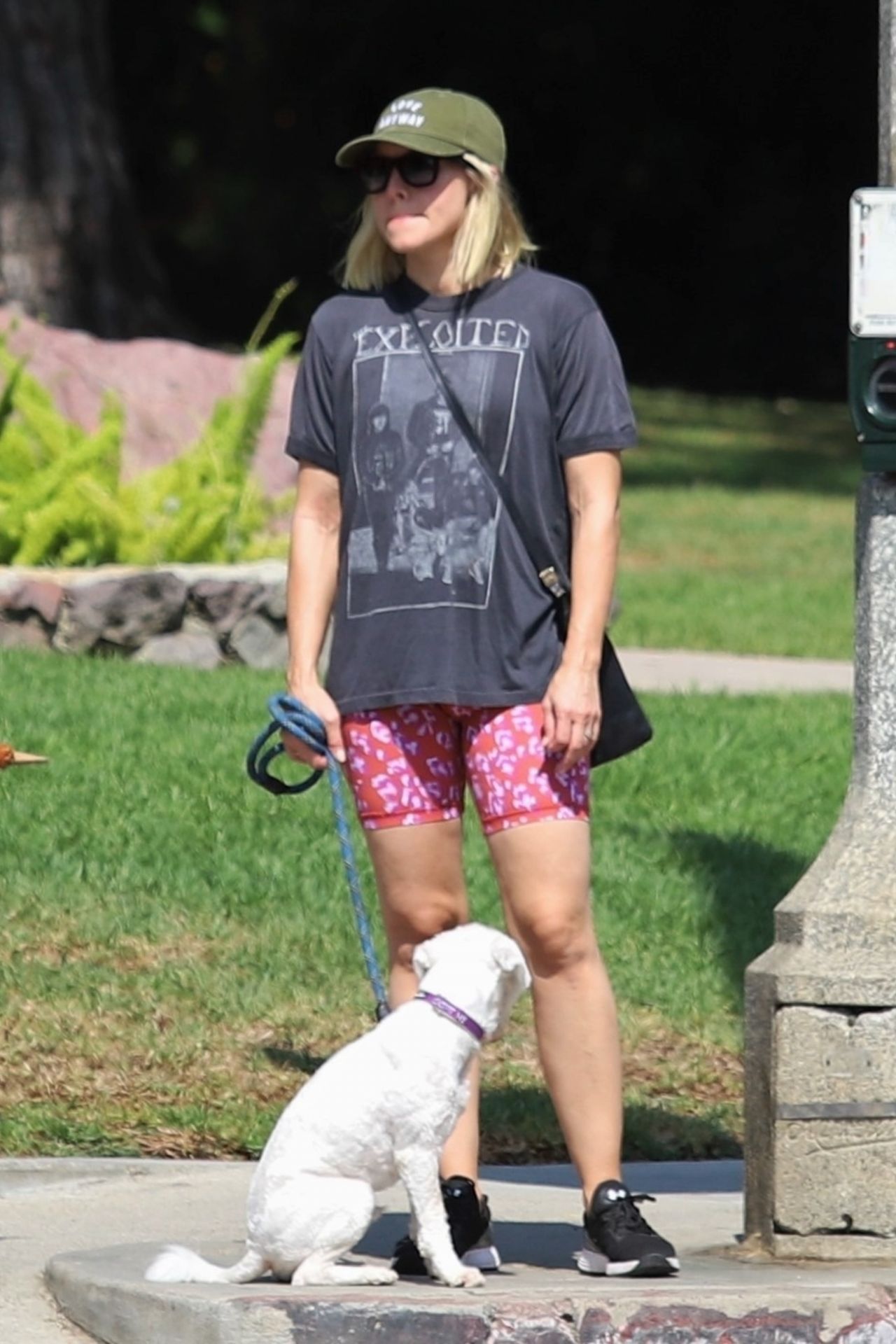 kristen-bell-in-pink-floral-shorts-and-a-vintage-grey-t-shirt-09-18-2019-6.jpg