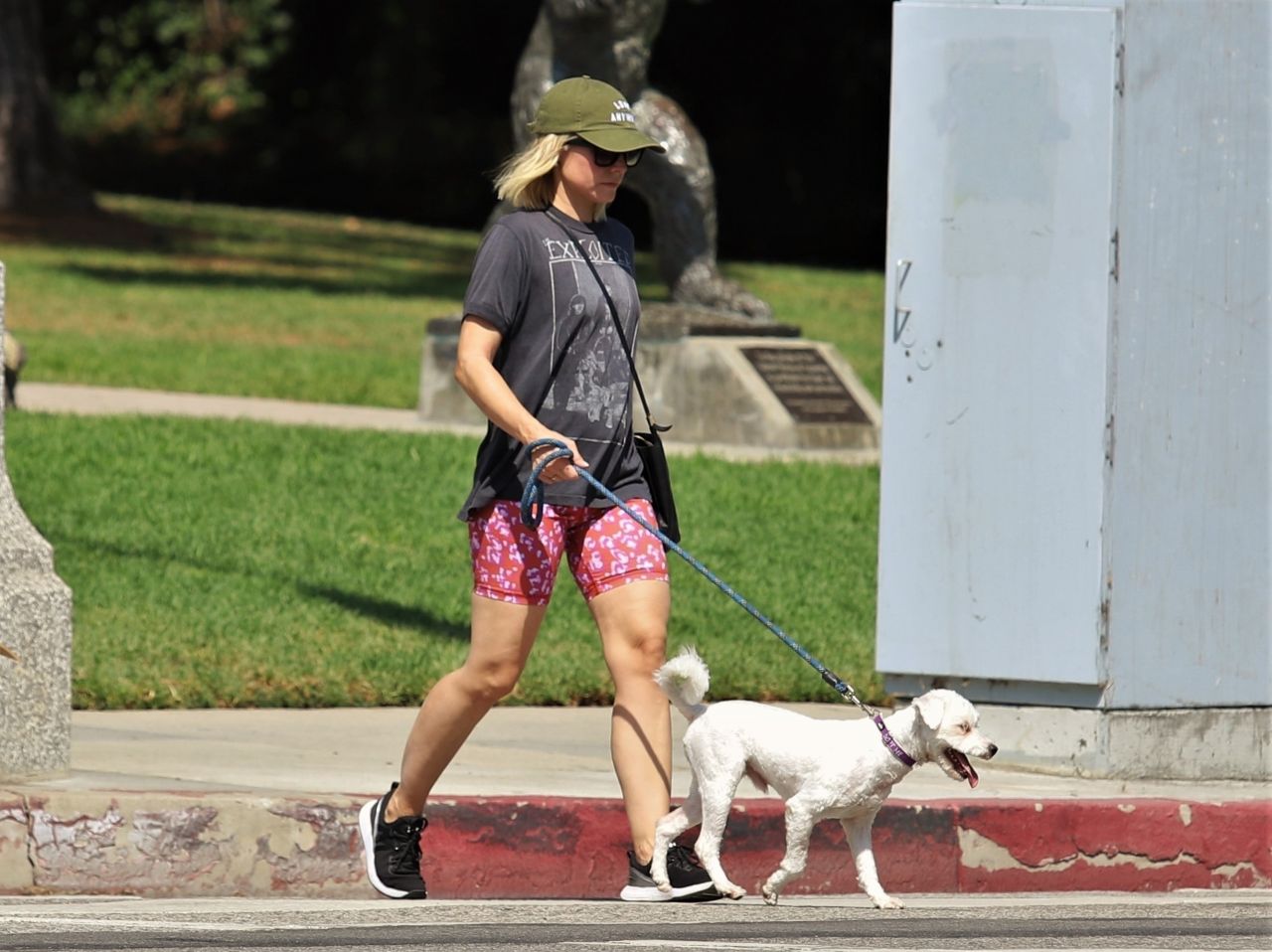 kristen-bell-in-pink-floral-shorts-and-a-vintage-grey-t-shirt-09-18-2019-0.jpg