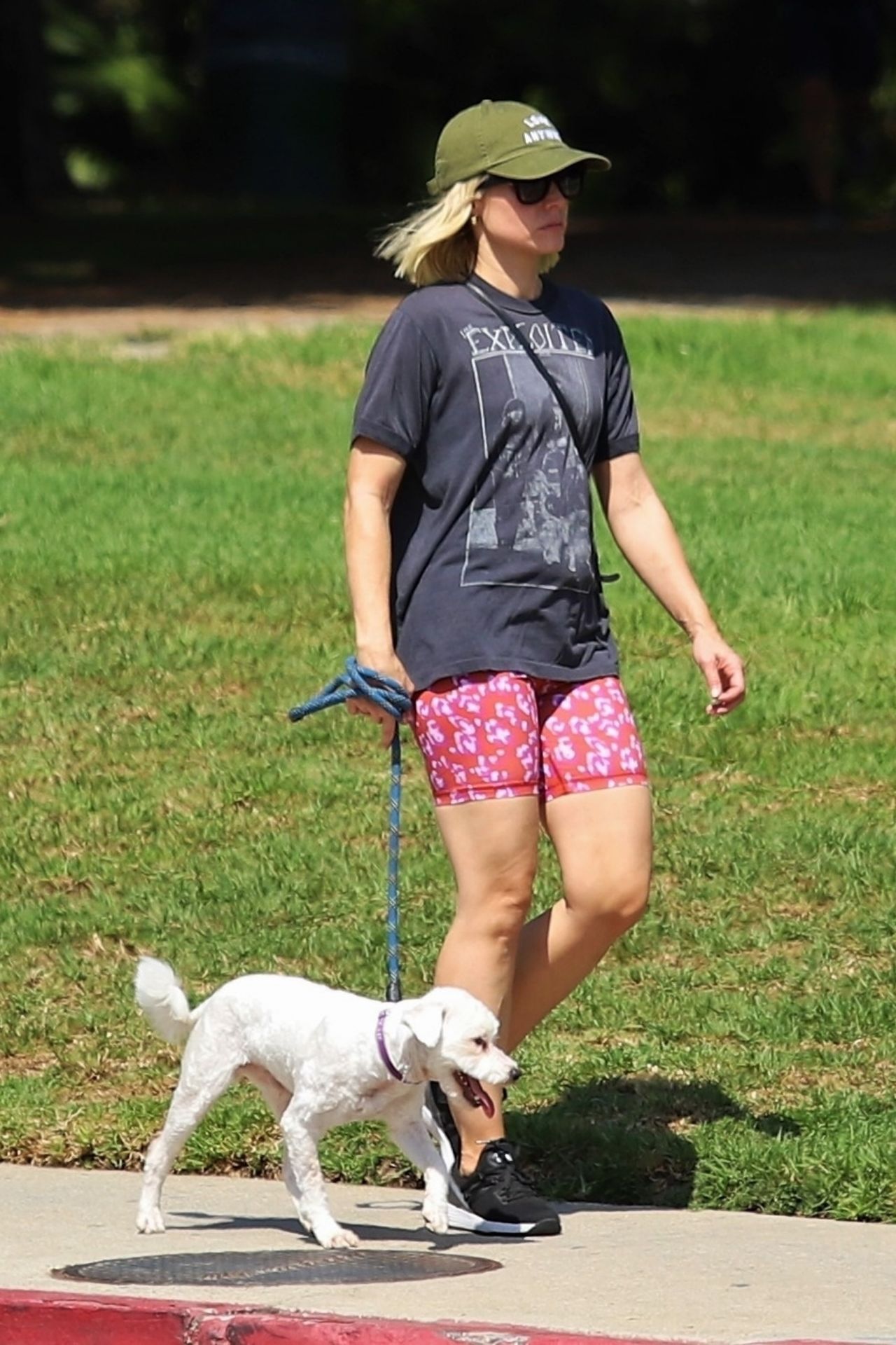 kristen-bell-in-pink-floral-shorts-and-a-vintage-grey-t-shirt-09-18-2019-5.jpg