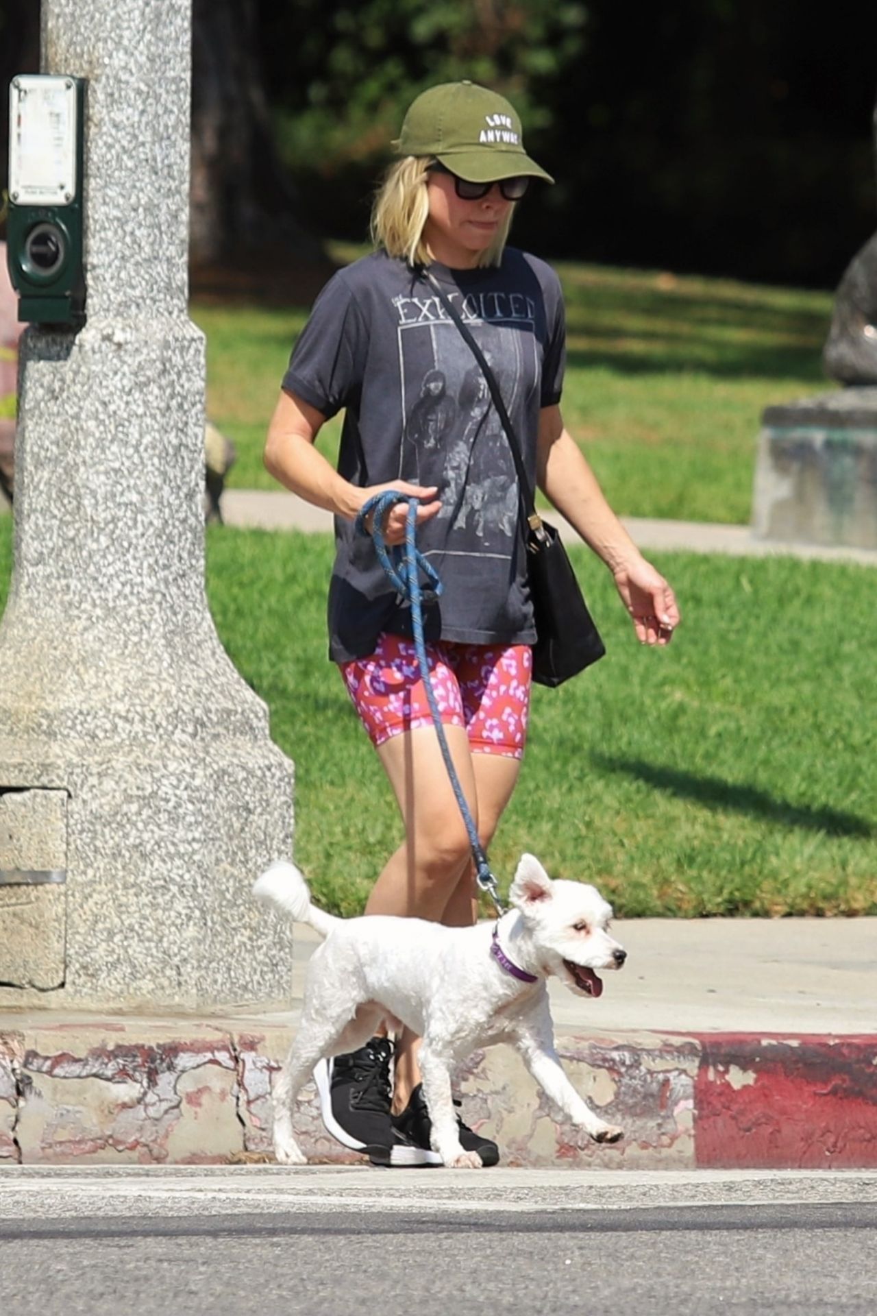 kristen-bell-in-pink-floral-shorts-and-a-vintage-grey-t-shirt-09-18-2019-9.jpg