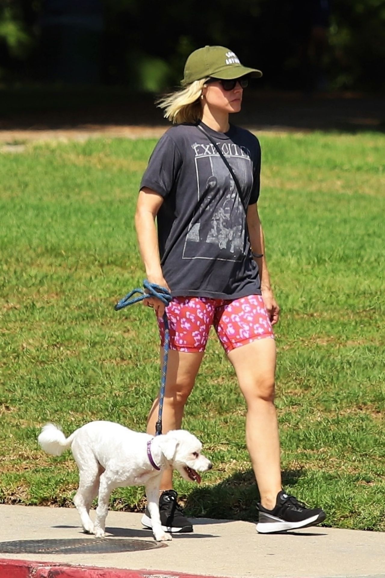 kristen-bell-in-pink-floral-shorts-and-a-vintage-grey-t-shirt-09-18-2019-2.jpg
