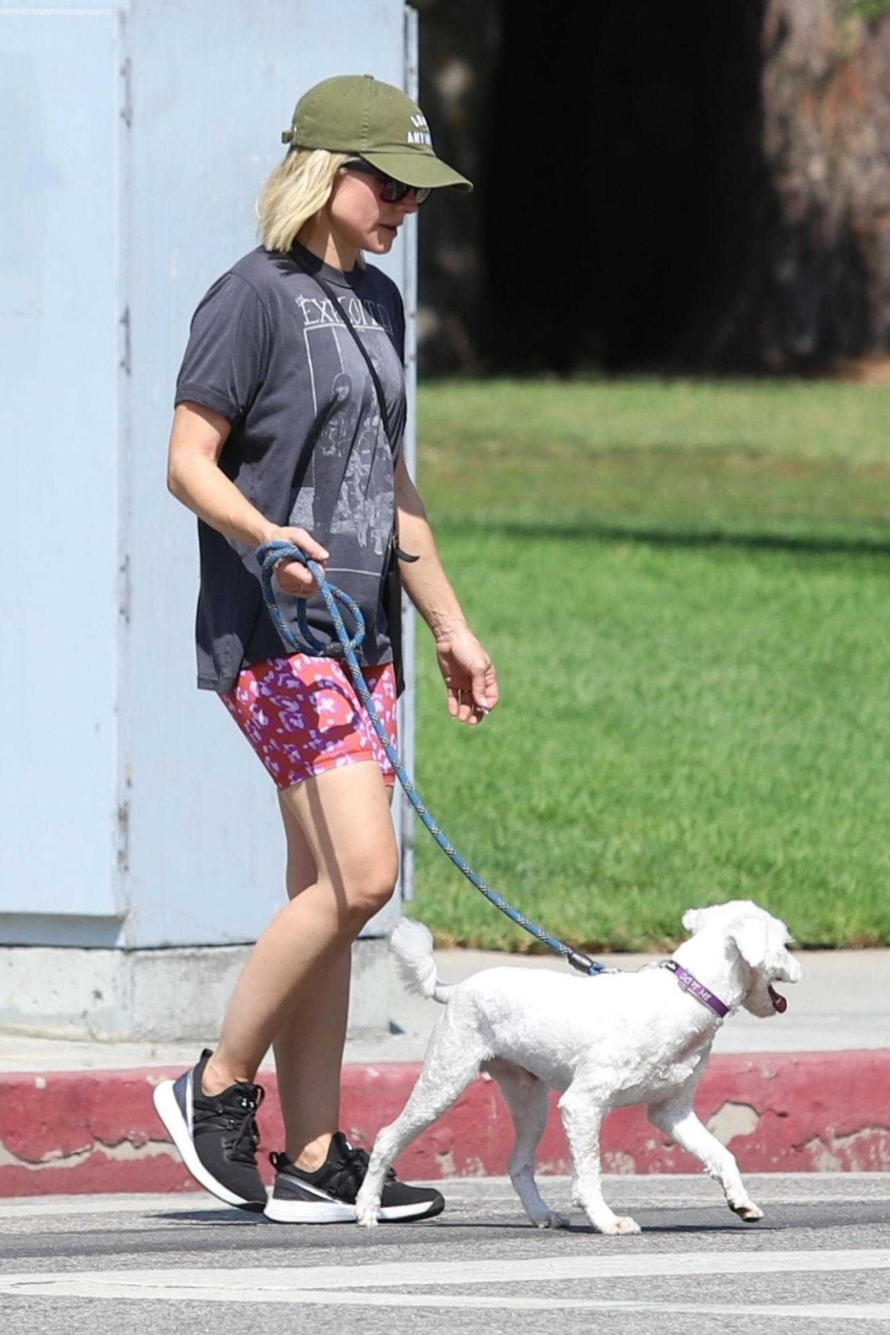 kristen-bell-in-pink-floral-shorts-and-a-vintage-grey-t-shirt-09-18-2019-7.jpg