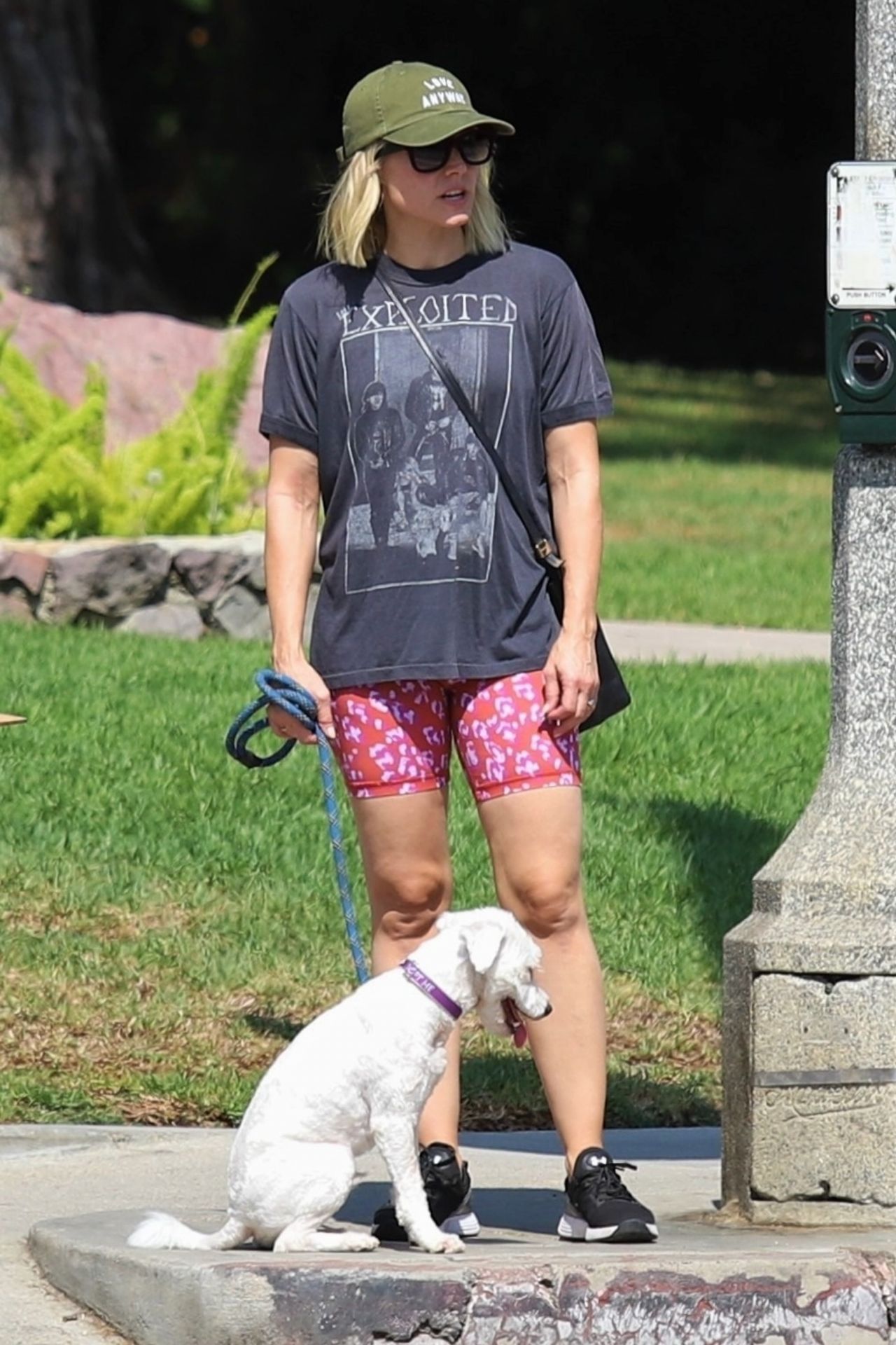 kristen-bell-in-pink-floral-shorts-and-a-vintage-grey-t-shirt-09-18-2019-4.jpg