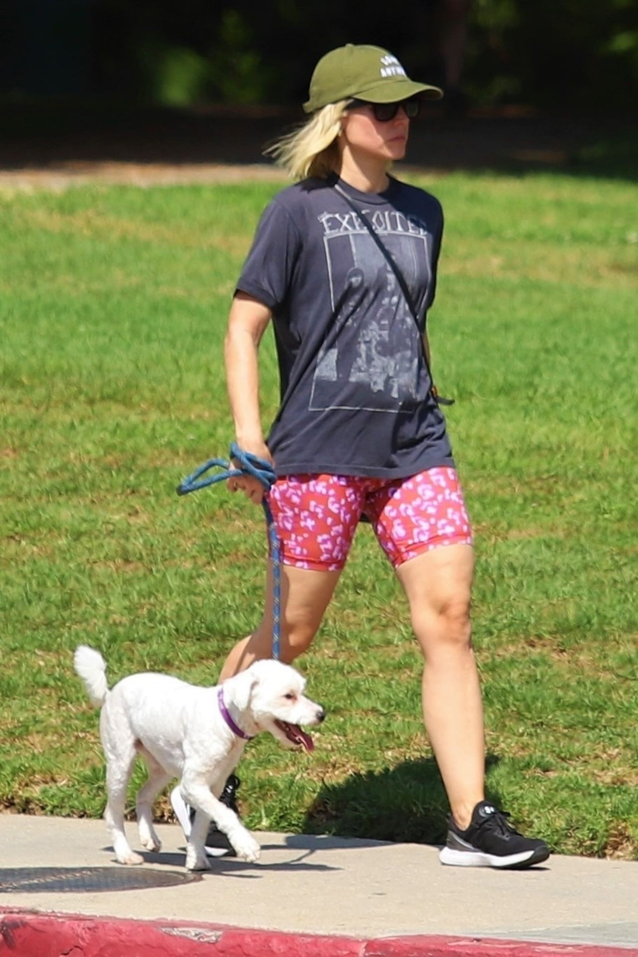 kristen-bell-in-pink-floral-shorts-and-a-vintage-grey-t-shirt-09-18-2019-11.jpg